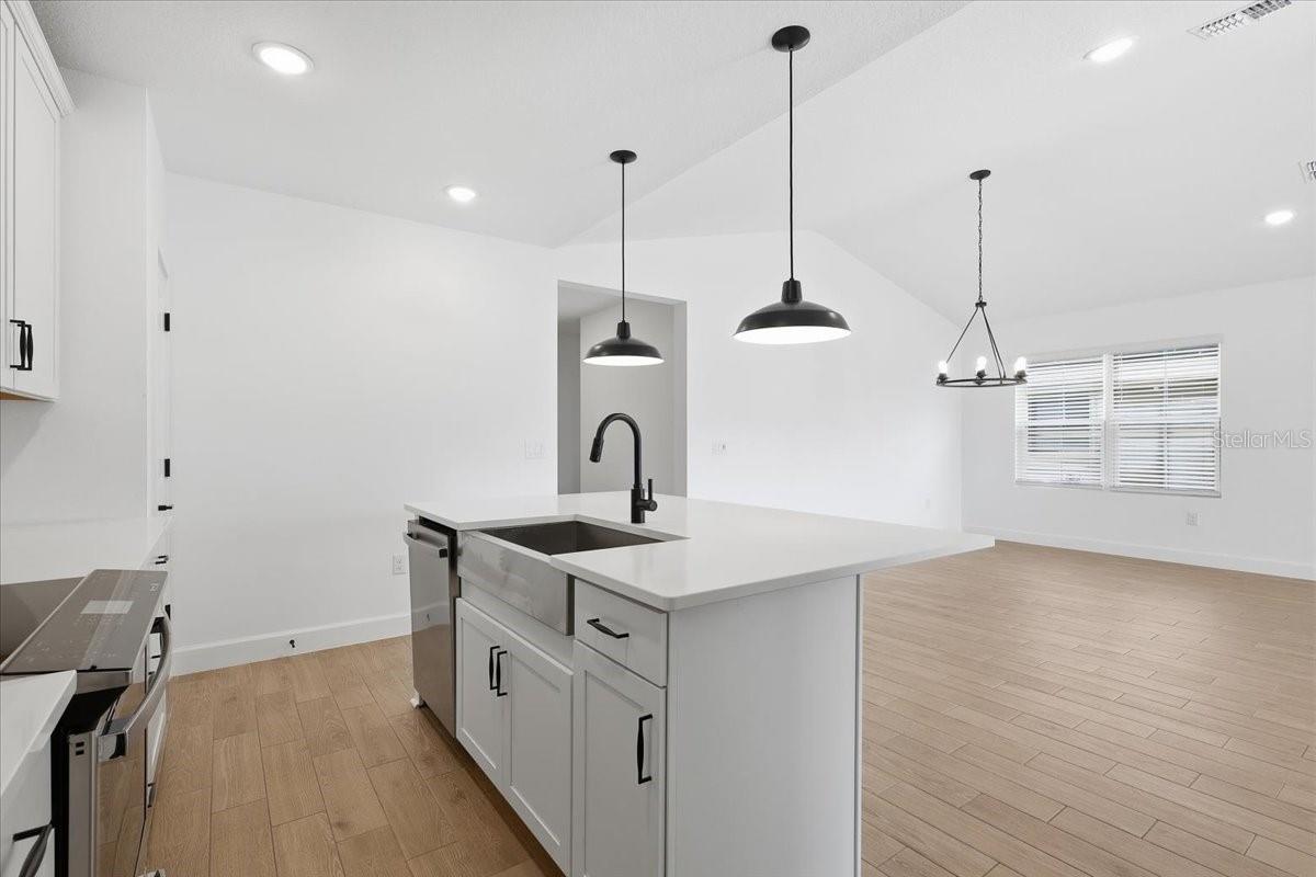 Image 5 of 51 For 20 Ludlow Lane W