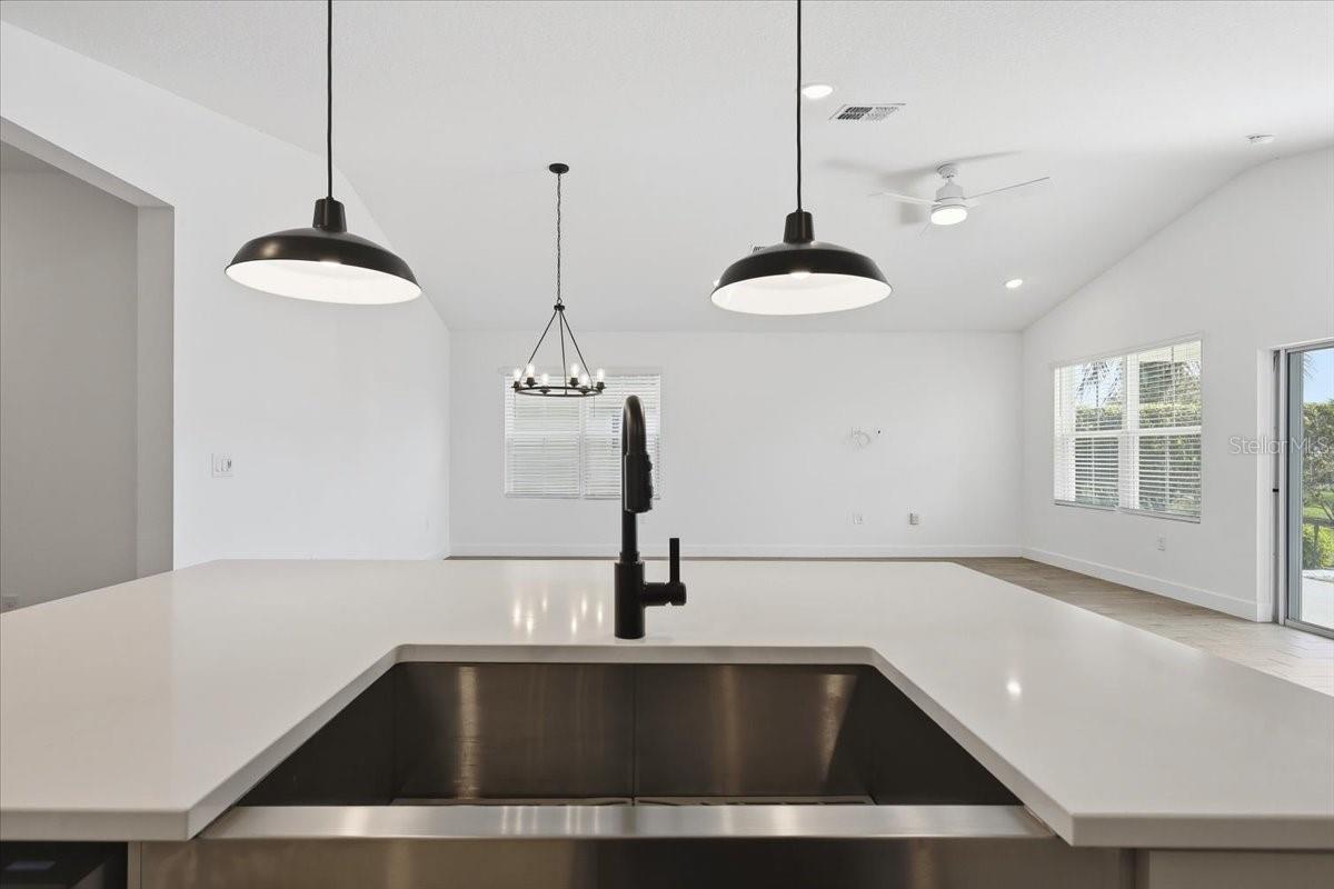 Image 8 of 51 For 20 Ludlow Lane W