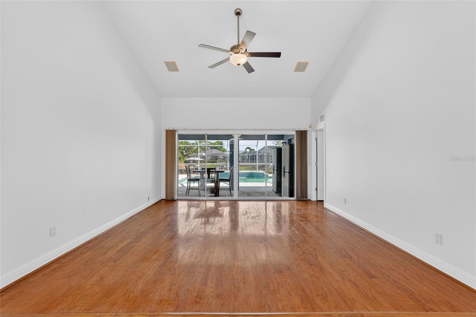 Image 15 of 75 For 20 Corona Court