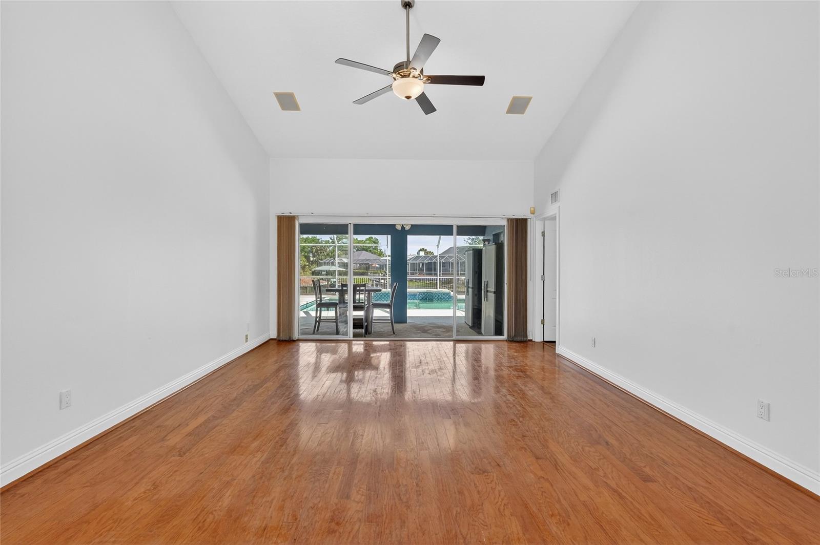 Image 16 of 75 For 20 Corona Court