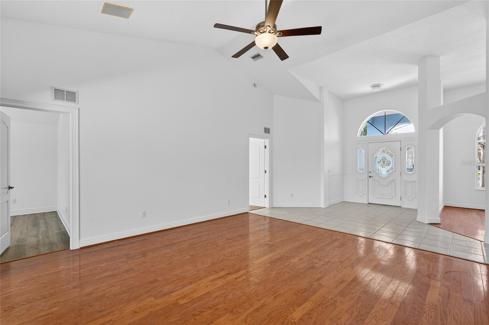 Image 18 of 75 For 20 Corona Court