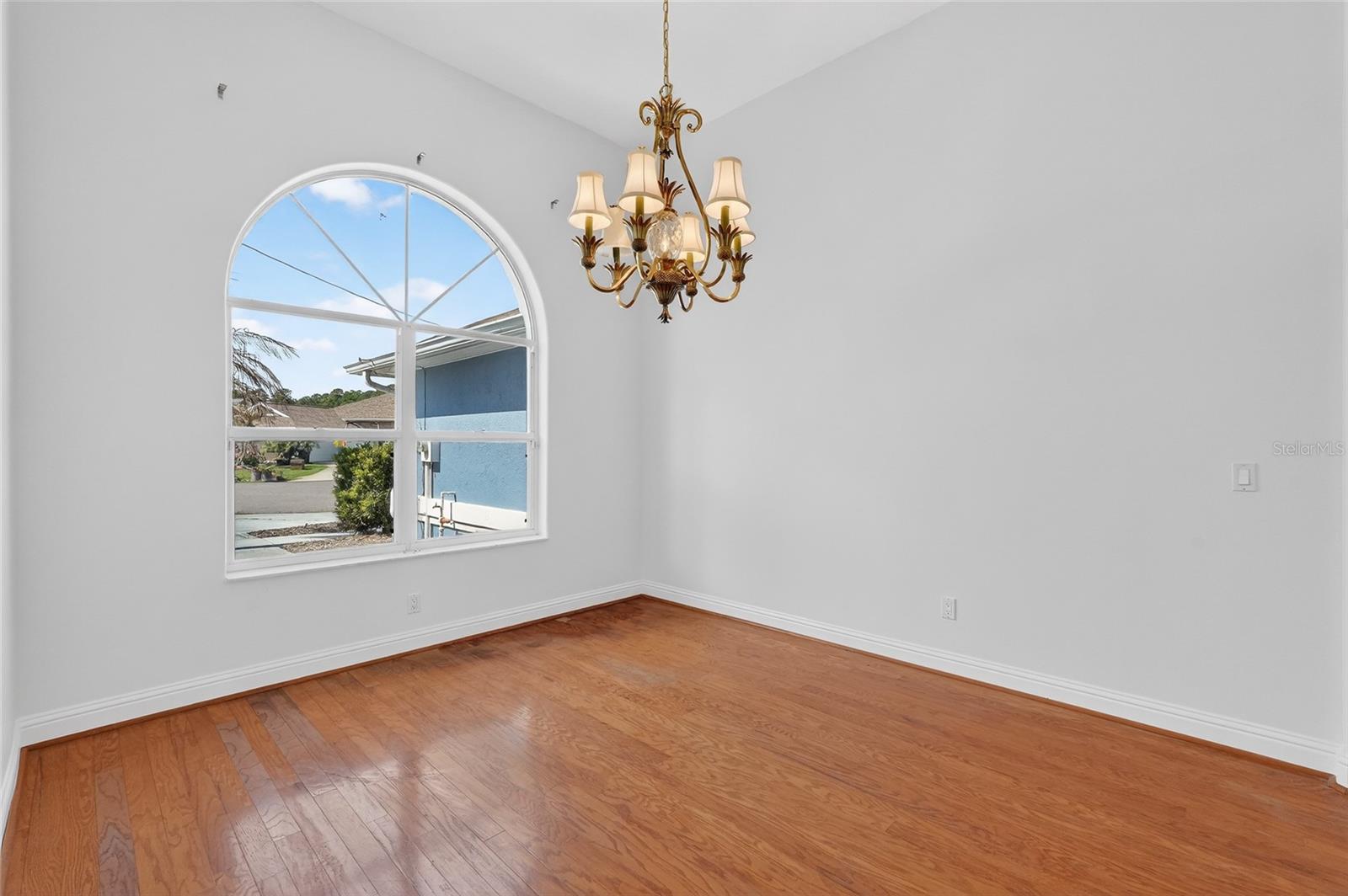 Image 24 of 75 For 20 Corona Court