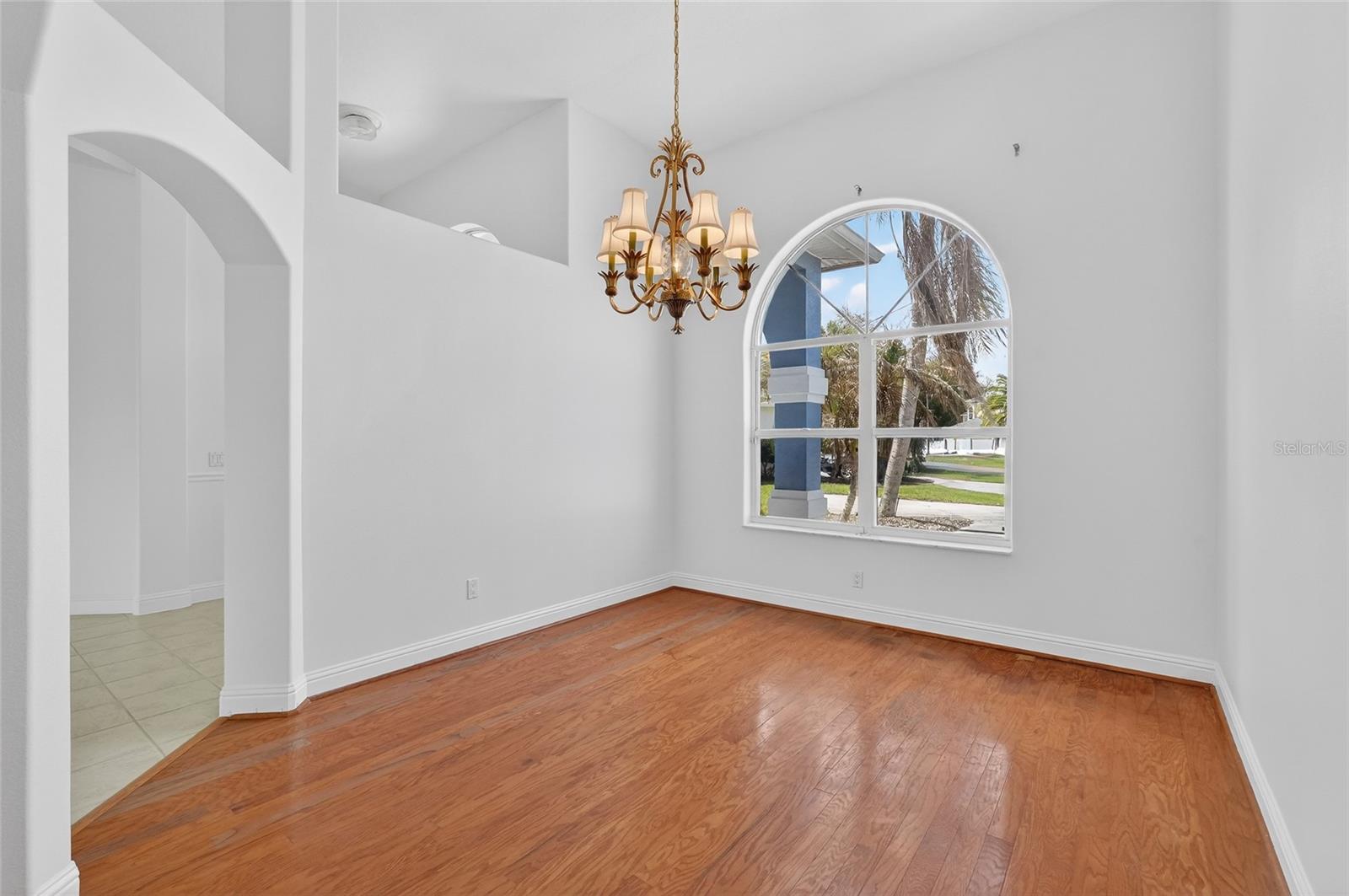 Image 25 of 75 For 20 Corona Court