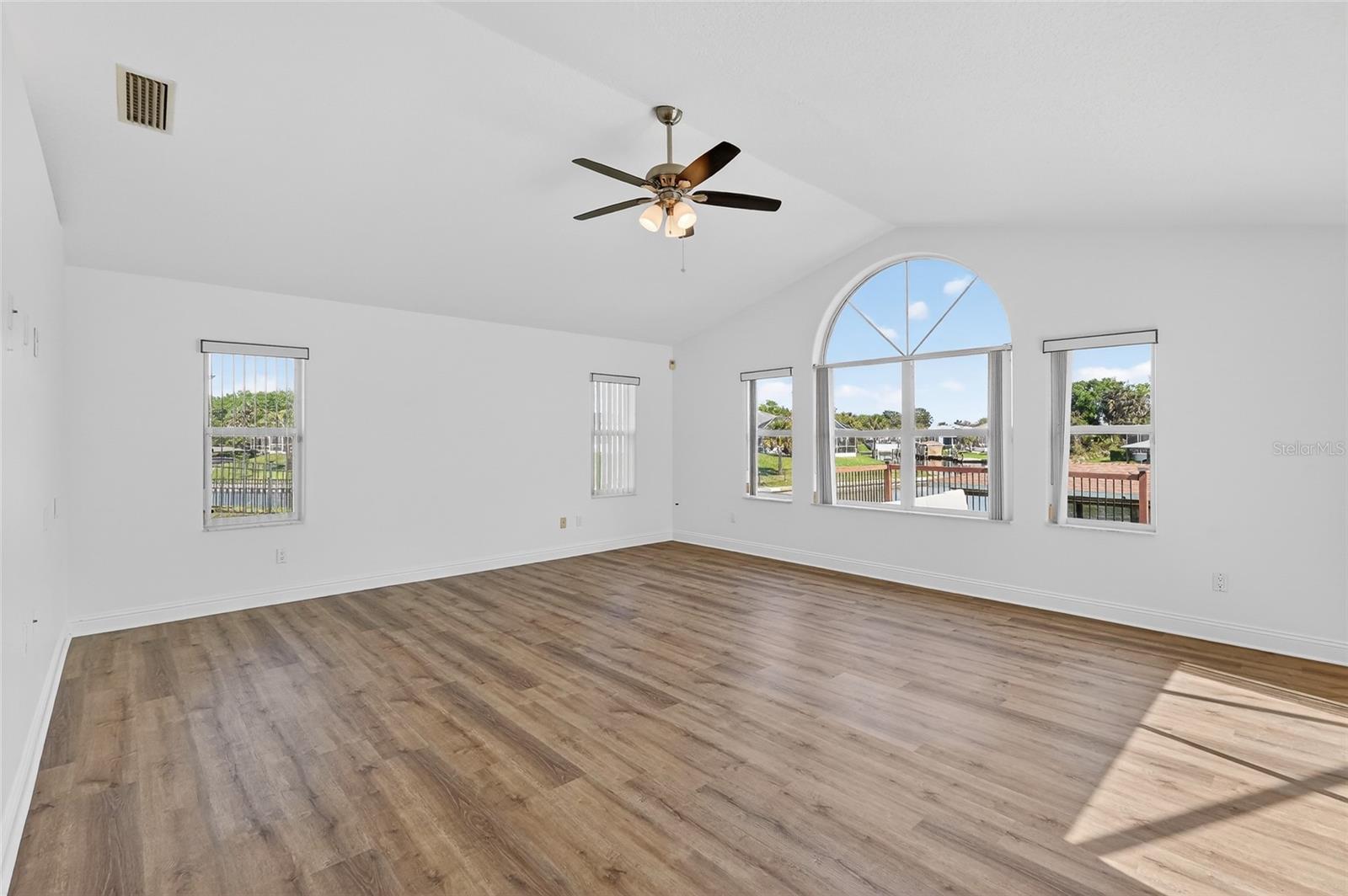 Image 26 of 75 For 20 Corona Court