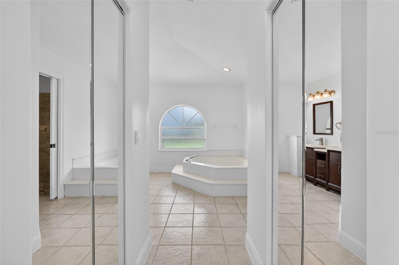 Image 31 of 75 For 20 Corona Court