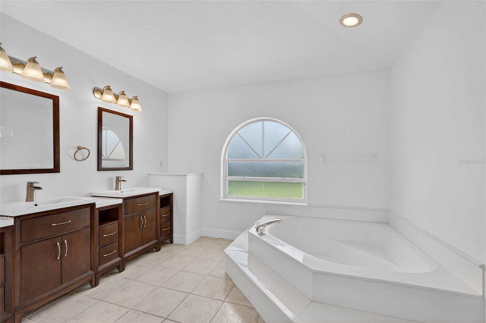 Image 32 of 75 For 20 Corona Court