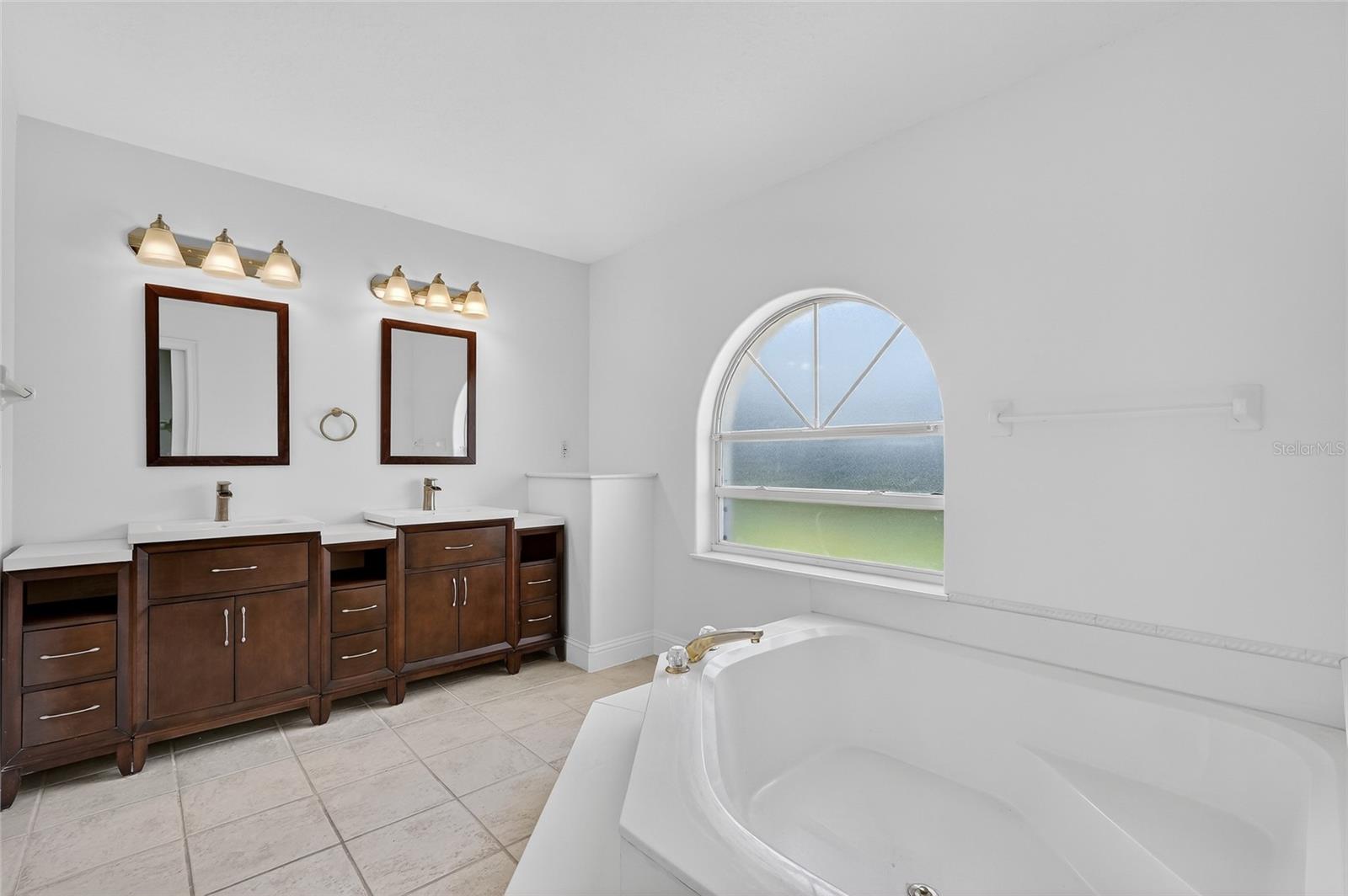 Image 33 of 75 For 20 Corona Court