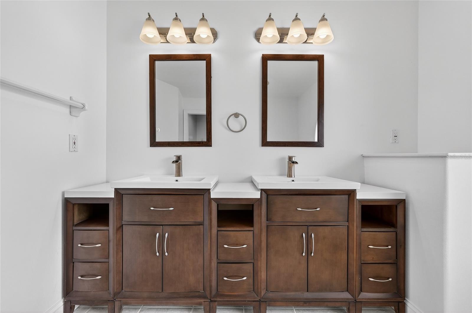 Image 34 of 75 For 20 Corona Court