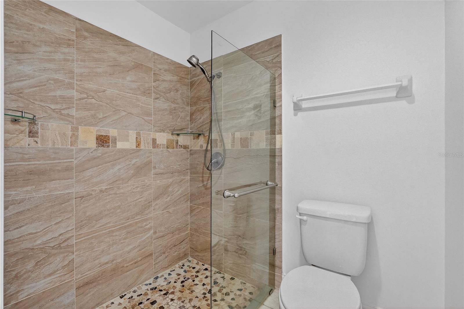 Image 36 of 75 For 20 Corona Court