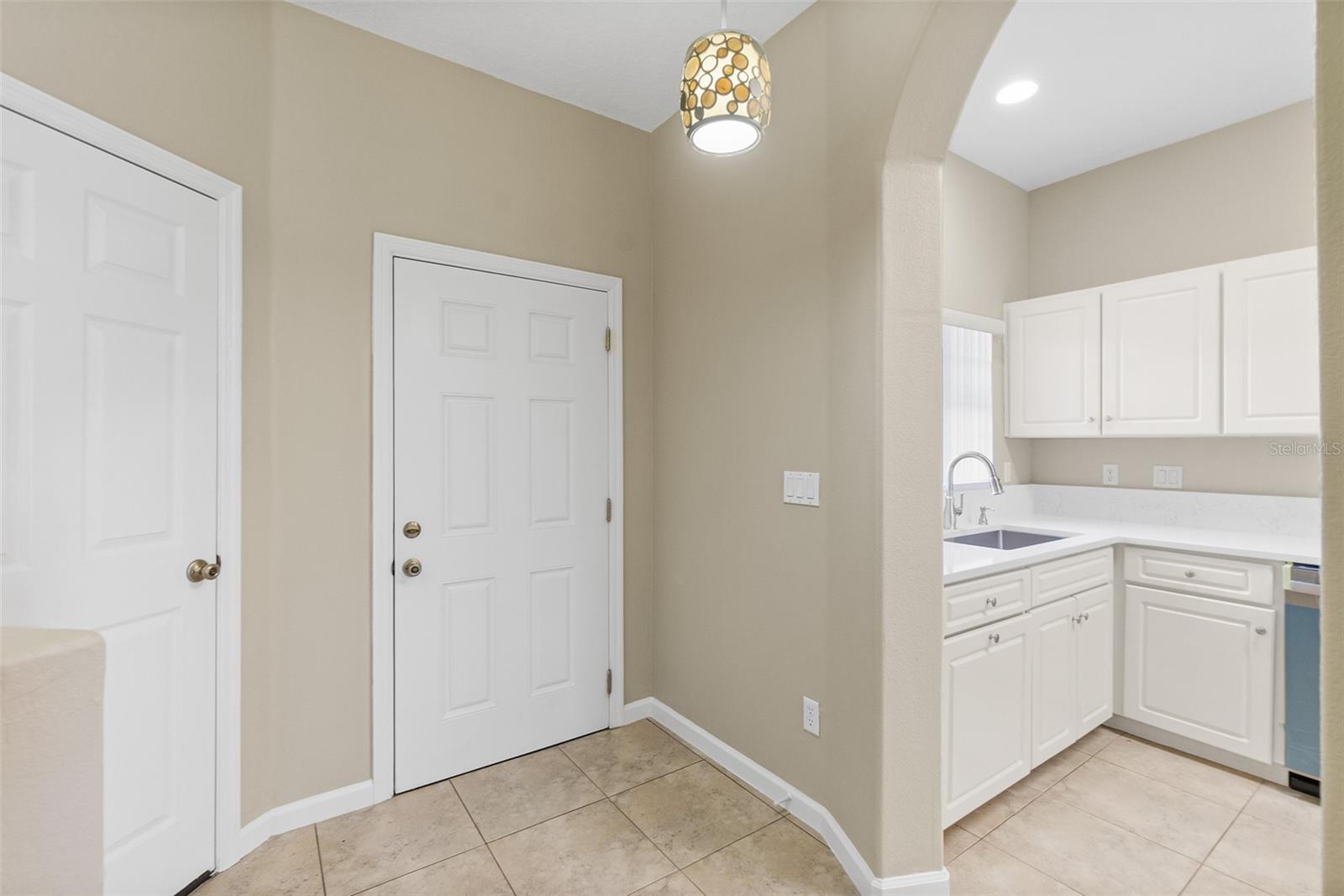 Image 20 of 48 For 2001 Palm Drive B101