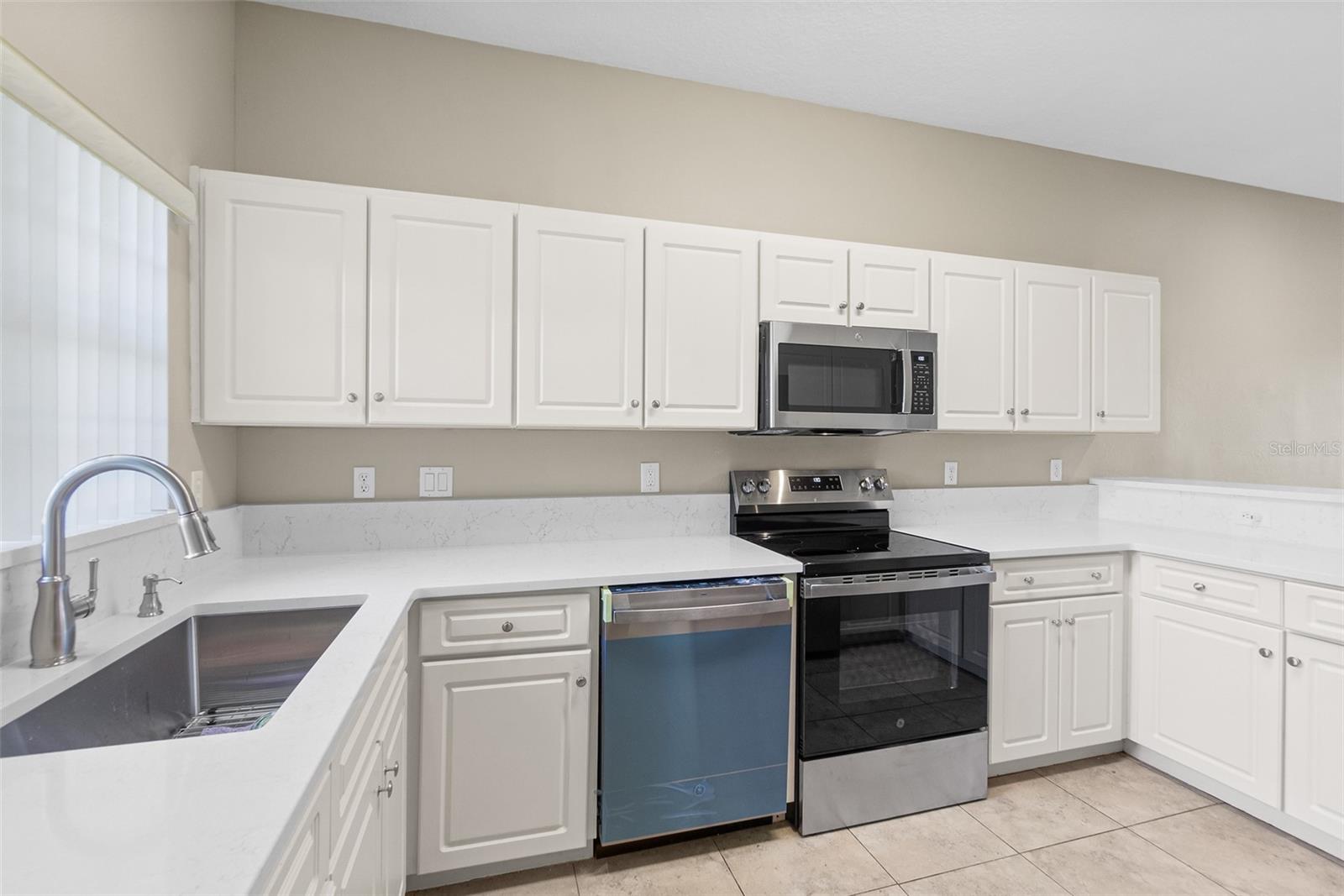 Image 23 of 48 For 2001 Palm Drive B101