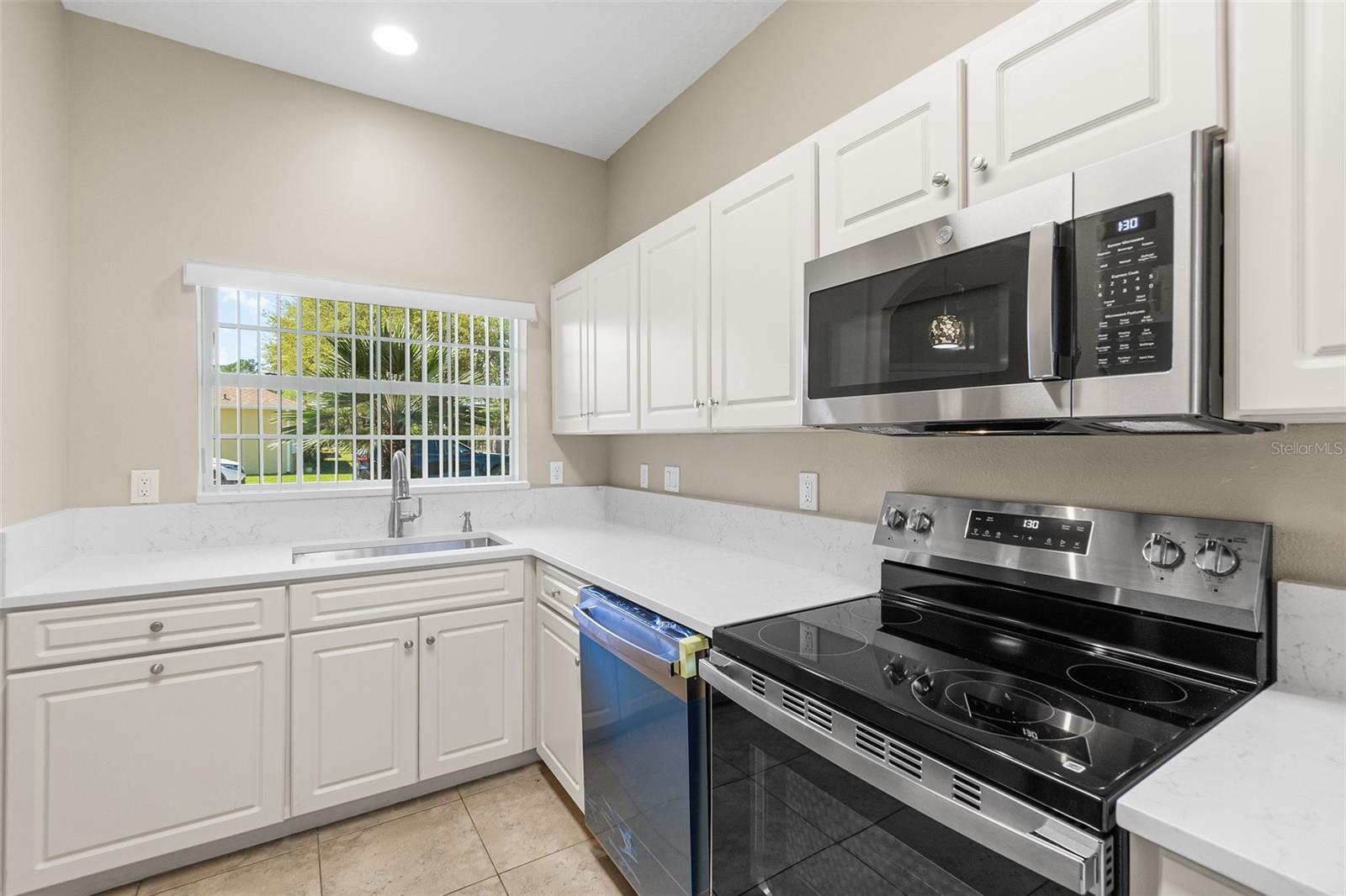 Image 27 of 48 For 2001 Palm Drive B101