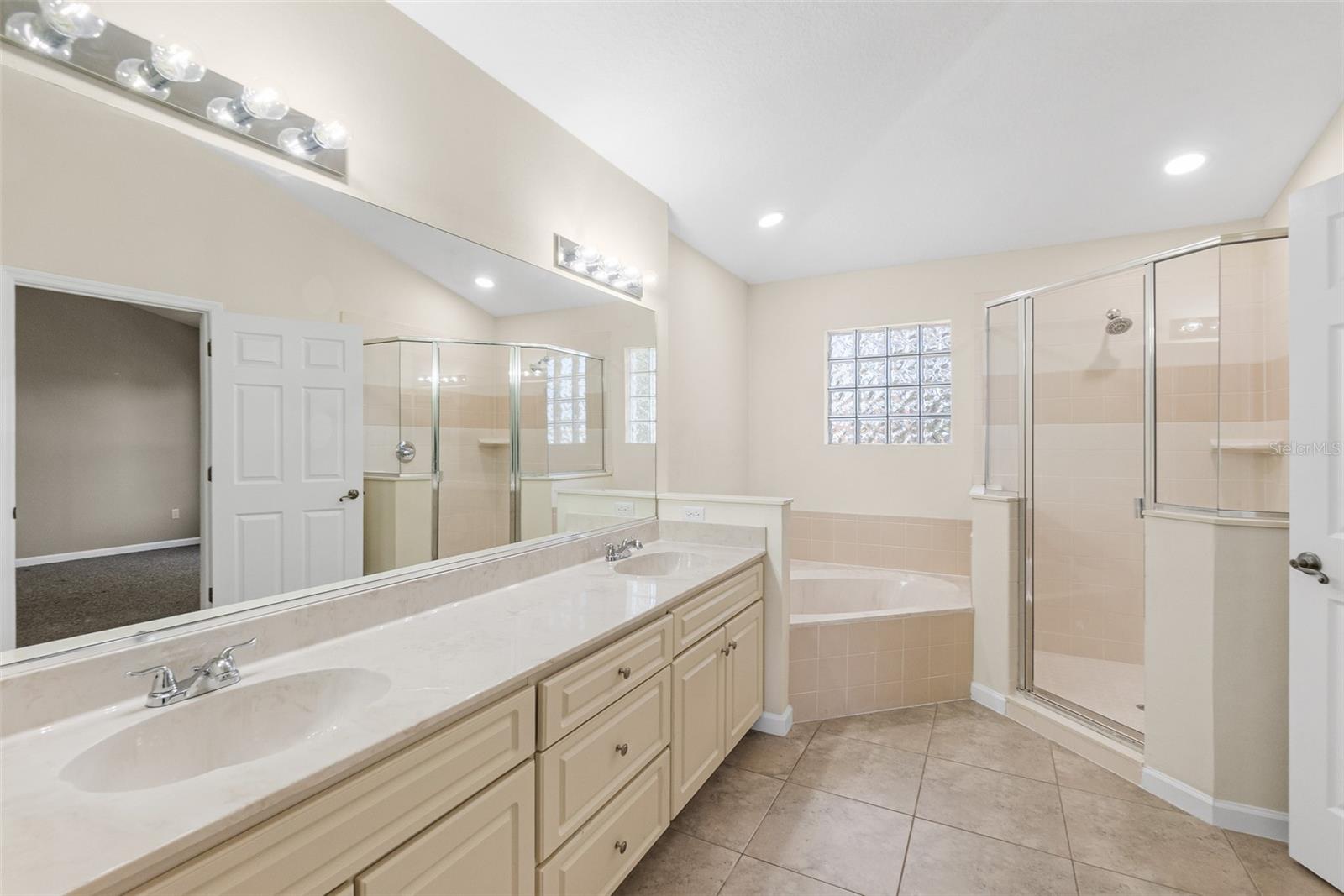 Image 31 of 48 For 2001 Palm Drive B101