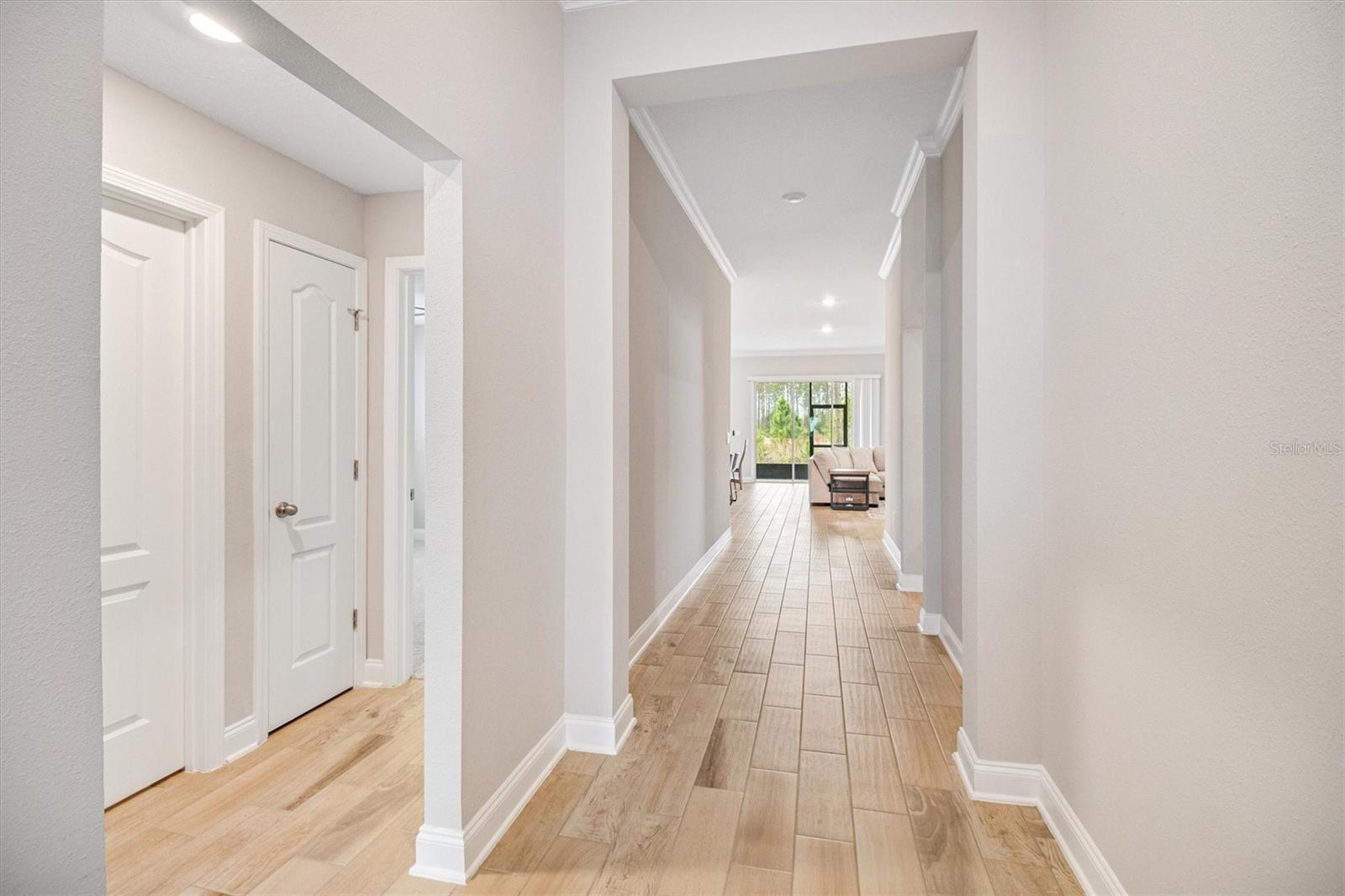 Image 3 of 27 For 7 Summerwood Road N