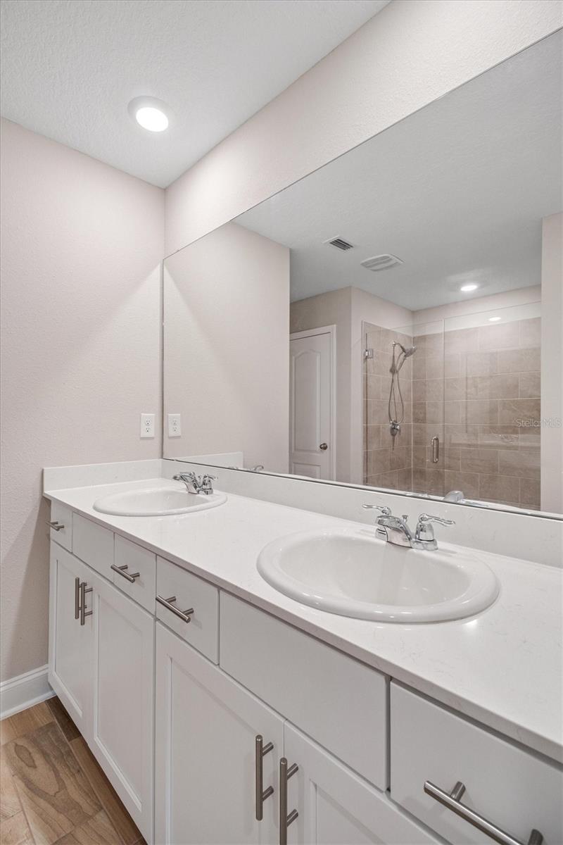 Image 9 of 27 For 7 Summerwood Road N