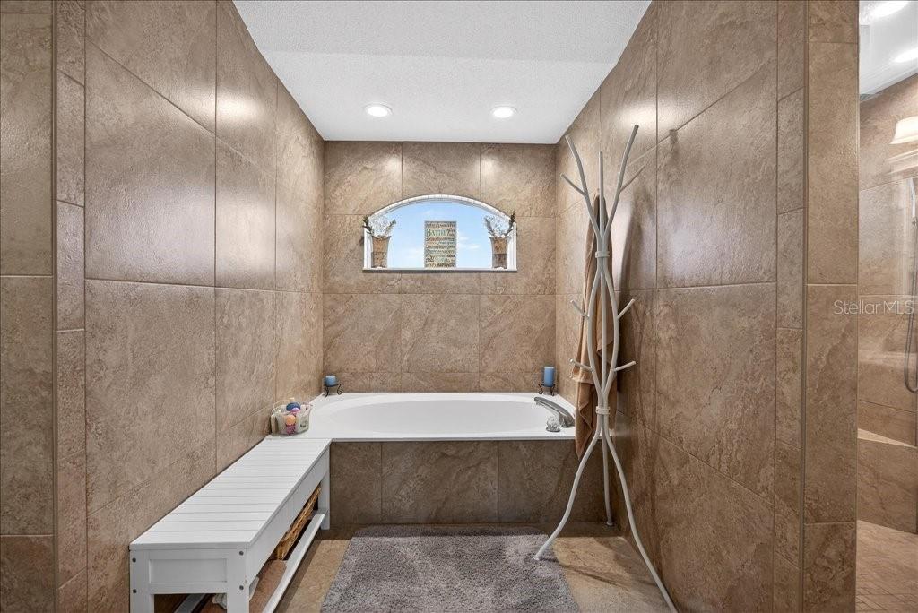 Image 26 of 55 For 24 Clarendon Court N