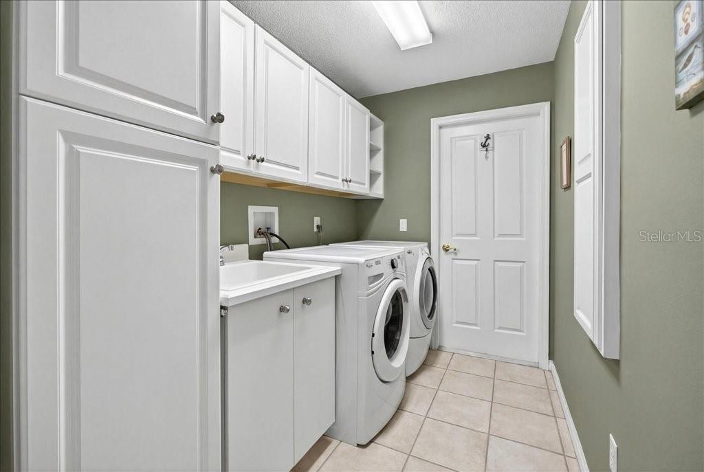 Image 38 of 55 For 24 Clarendon Court N