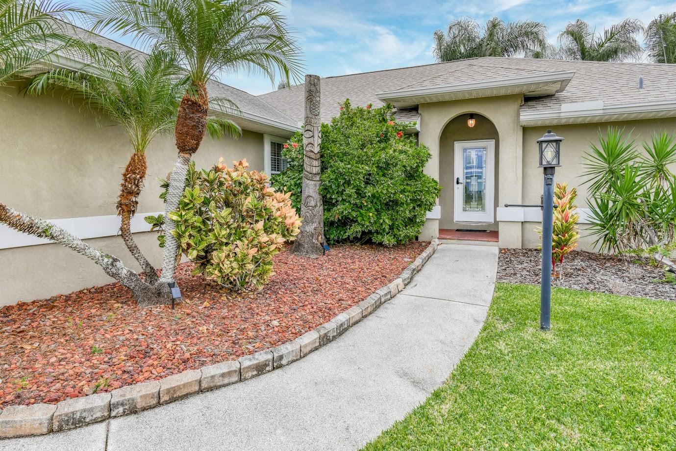 Image 4 of 39 For 5398 Soundview Avenue