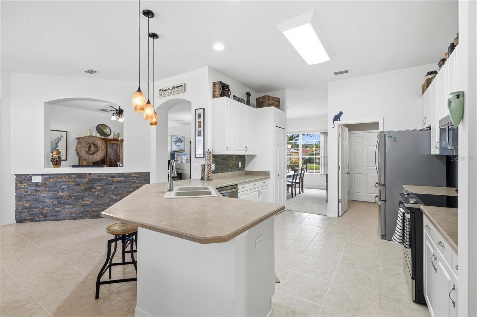 Image 23 of 96 For 21 Woodshire Lane