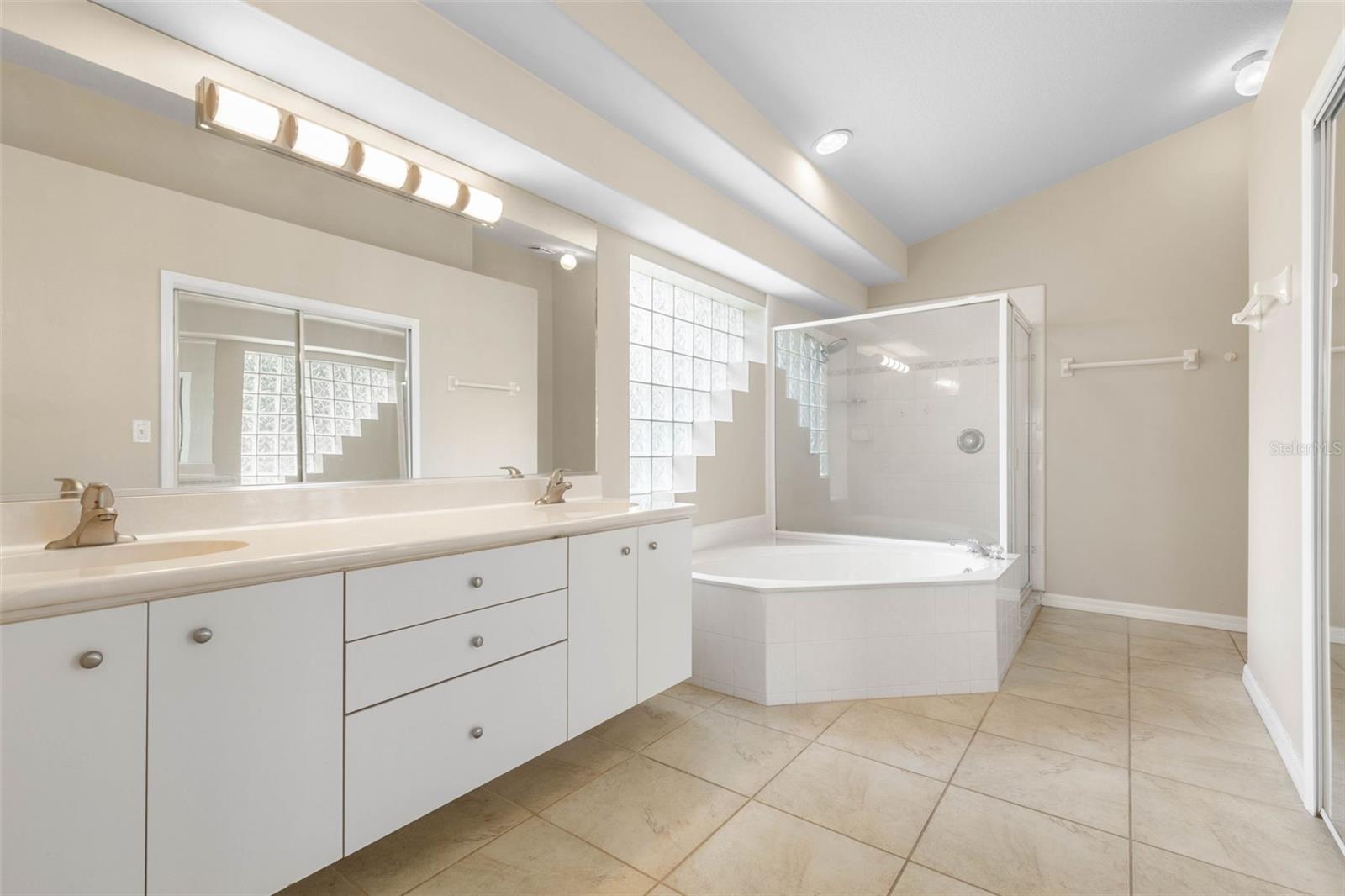 Image 20 of 100 For 60 Villa Lago Lane