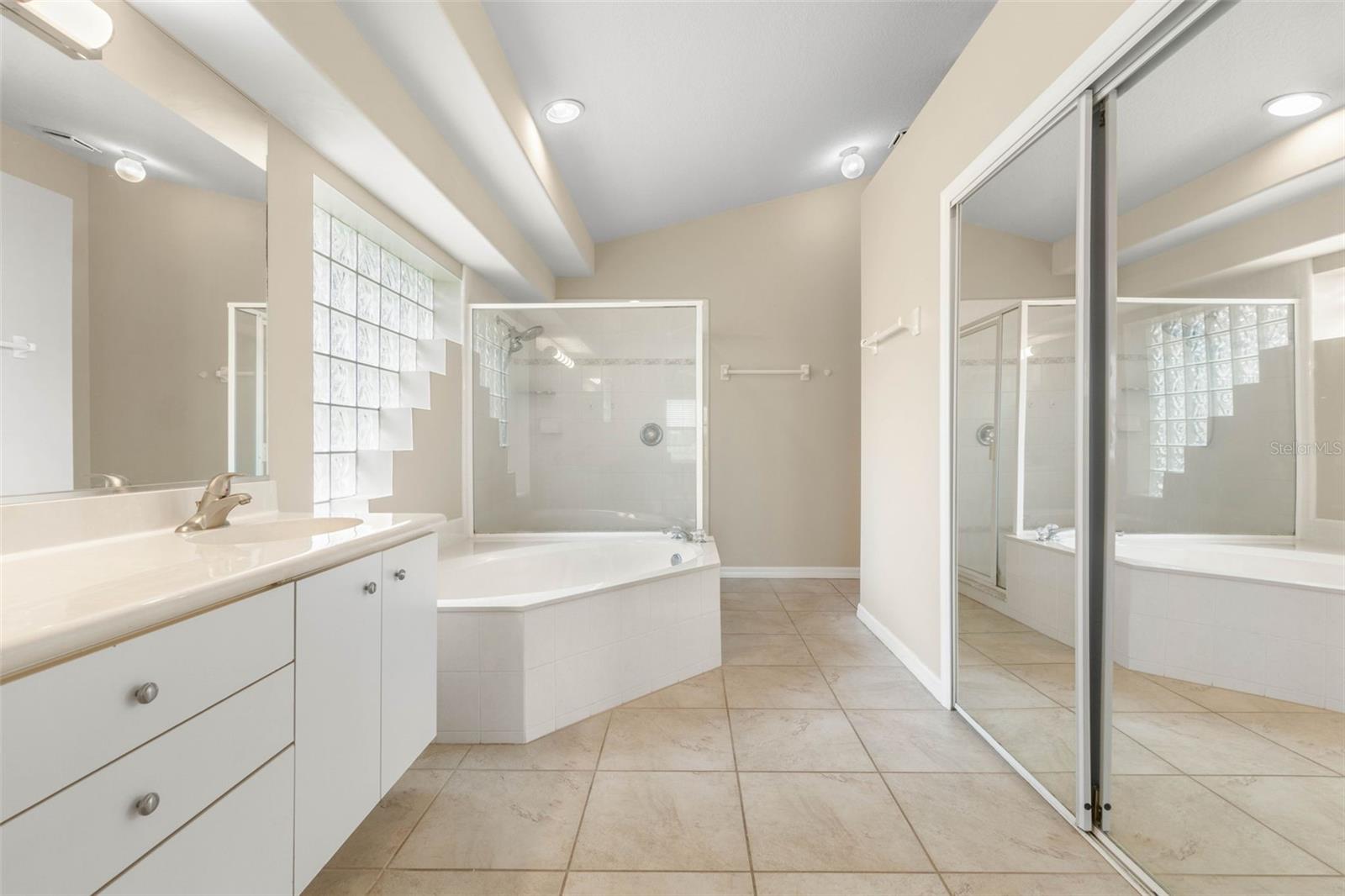 Image 21 of 100 For 60 Villa Lago Lane