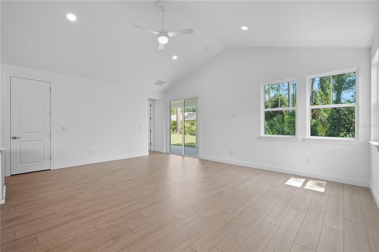 Listing photo id 8 for 36 Brockton Lane