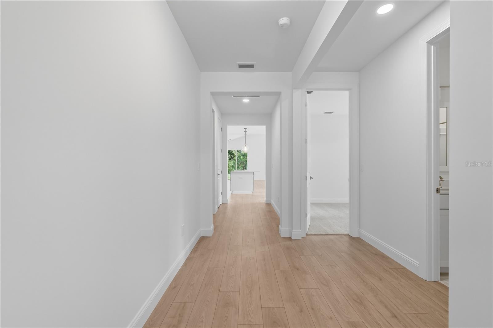 Listing photo id 4 for 36 Brockton Lane