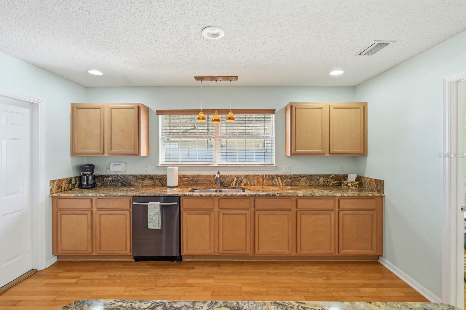 Listing photo id 14 for 14 Roxanne Lane