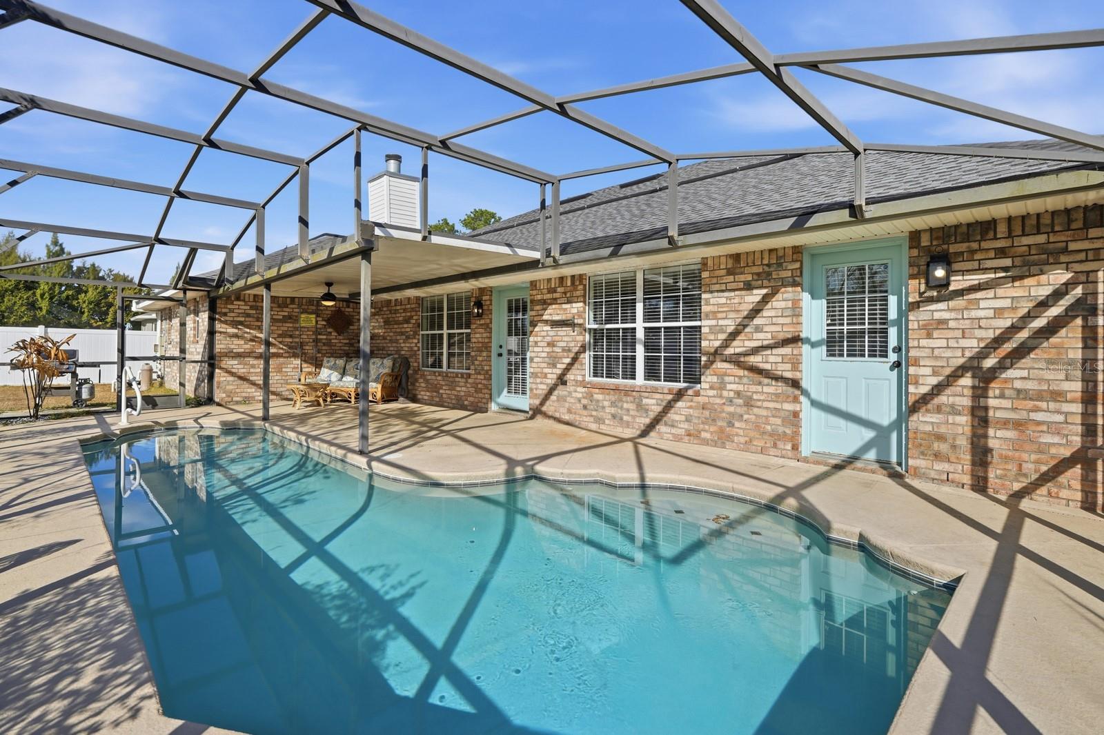 Listing photo id 0 for 14 Roxanne Lane