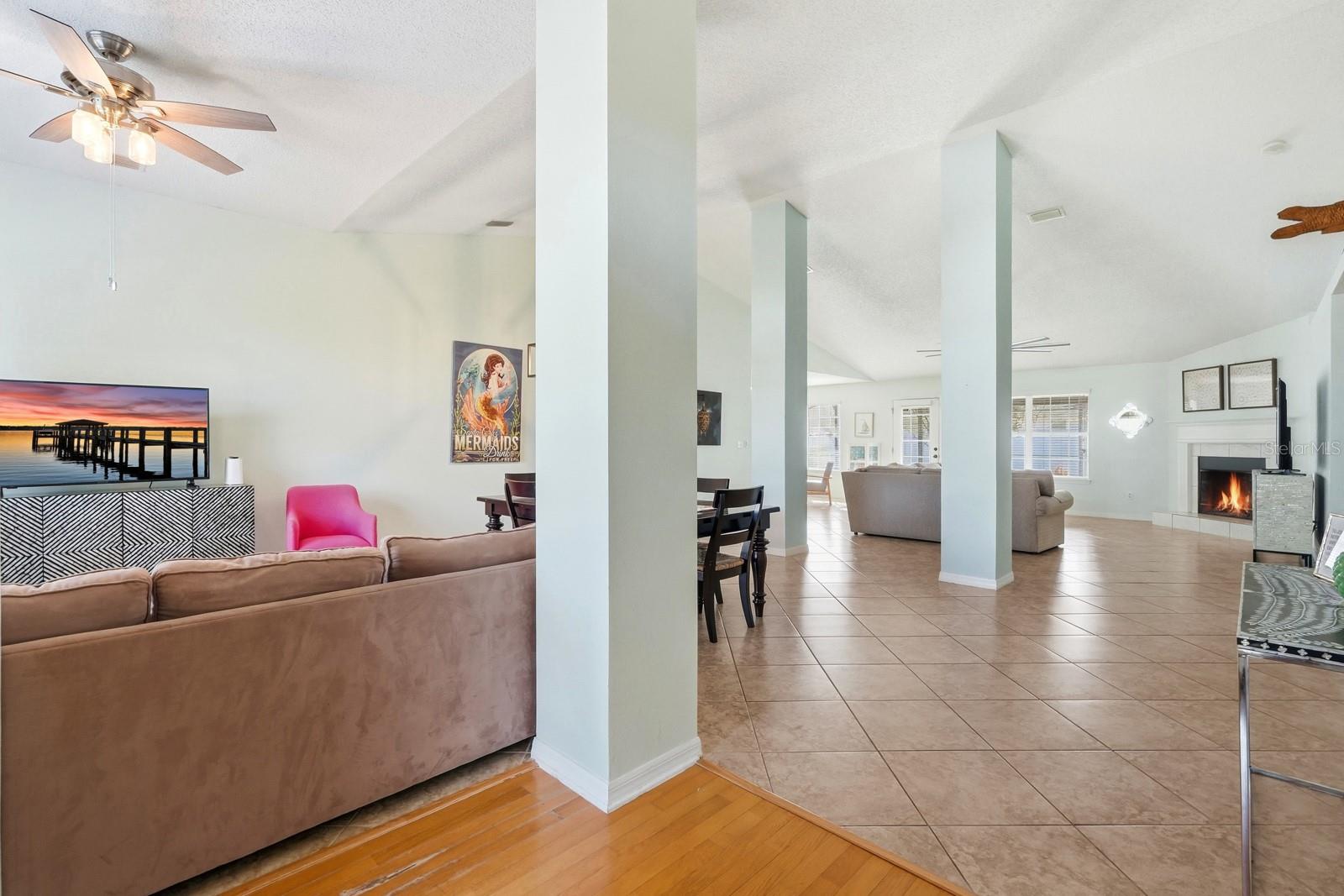 Listing photo id 2 for 14 Roxanne Lane