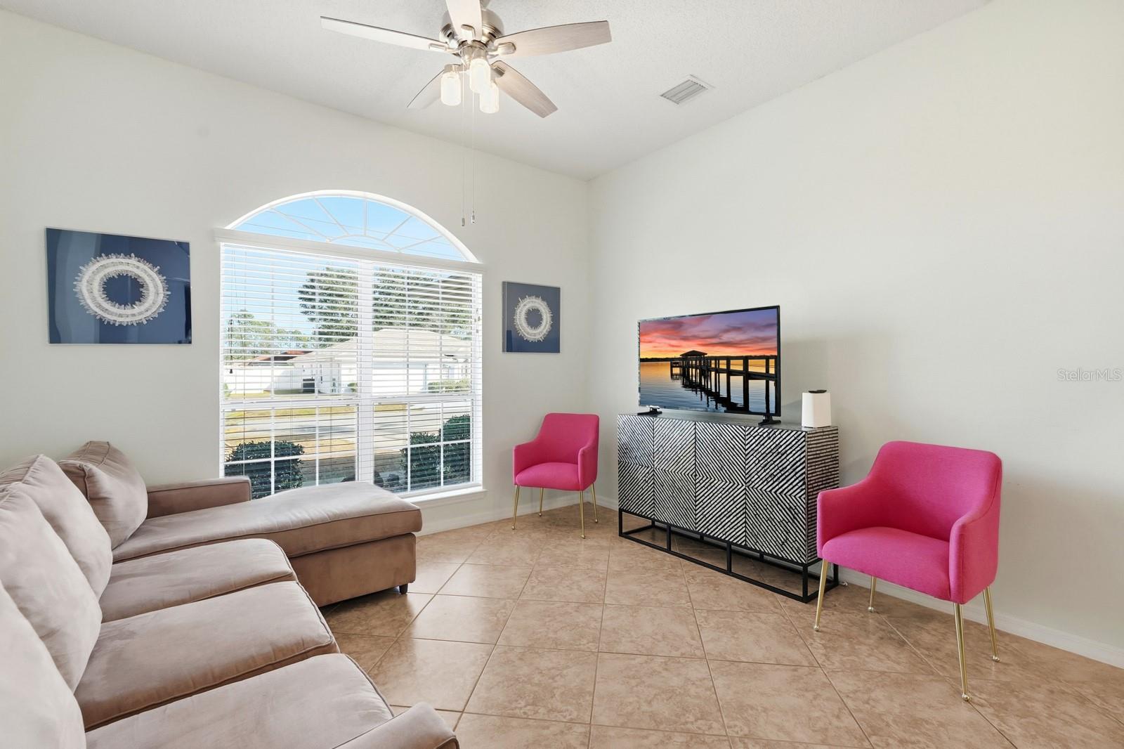 Listing photo id 3 for 14 Roxanne Lane