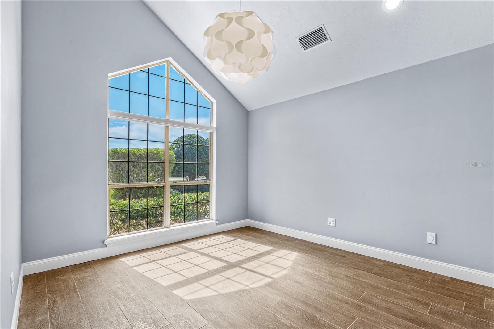 Image 13 of 97 For 31 Magnolia Court