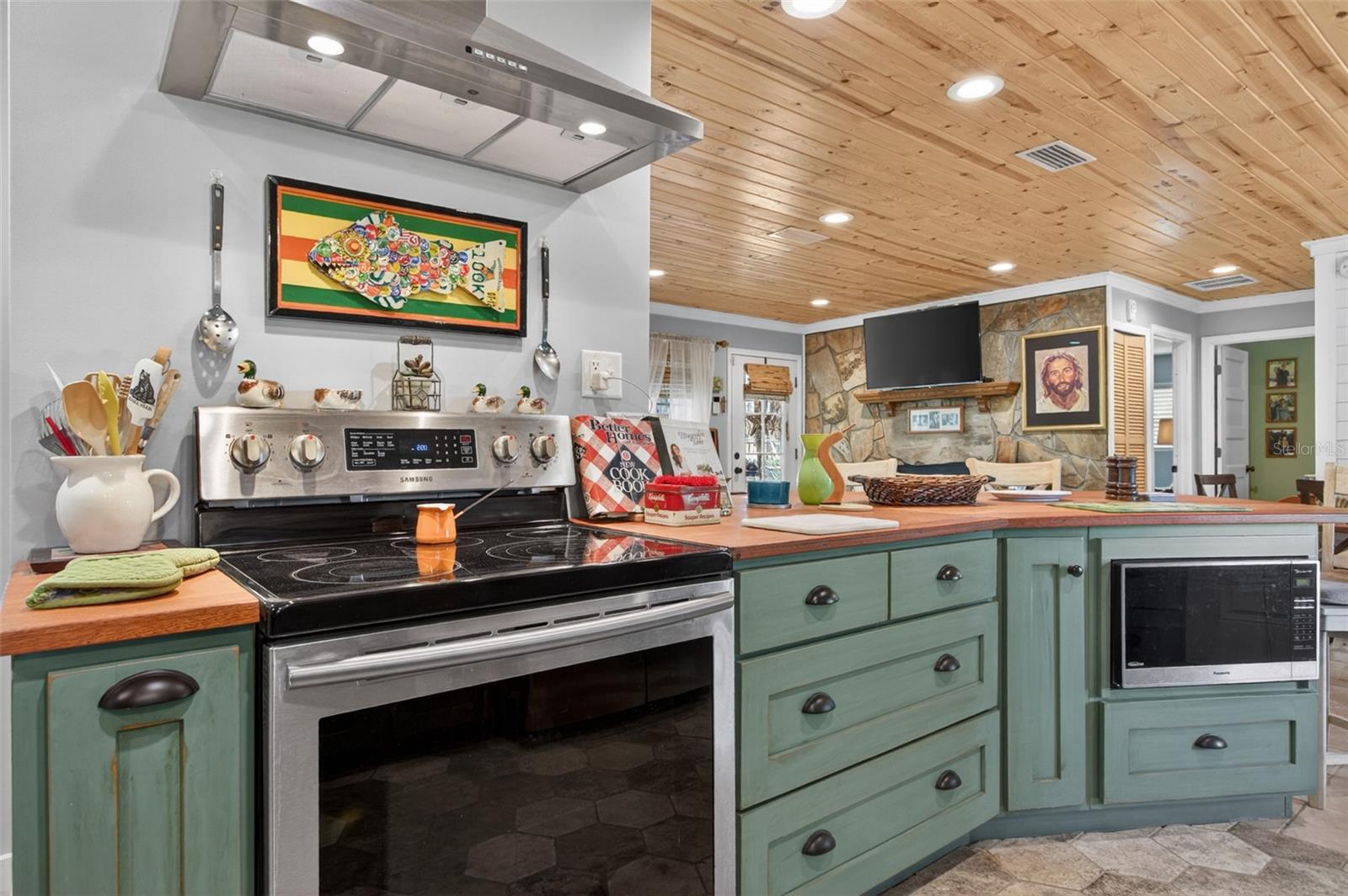 Image 10 of 43 For 137 & 135 Riverside Drive