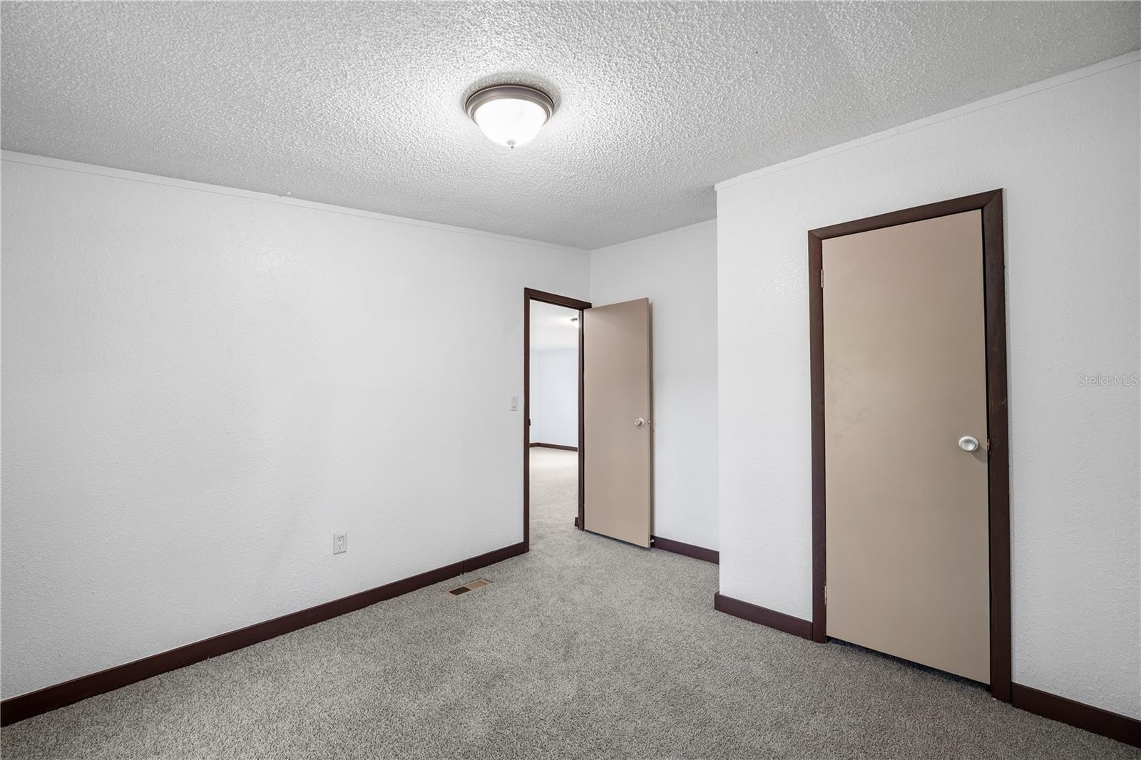 Image 31 of 54 For 4318 Deerfield Circle W