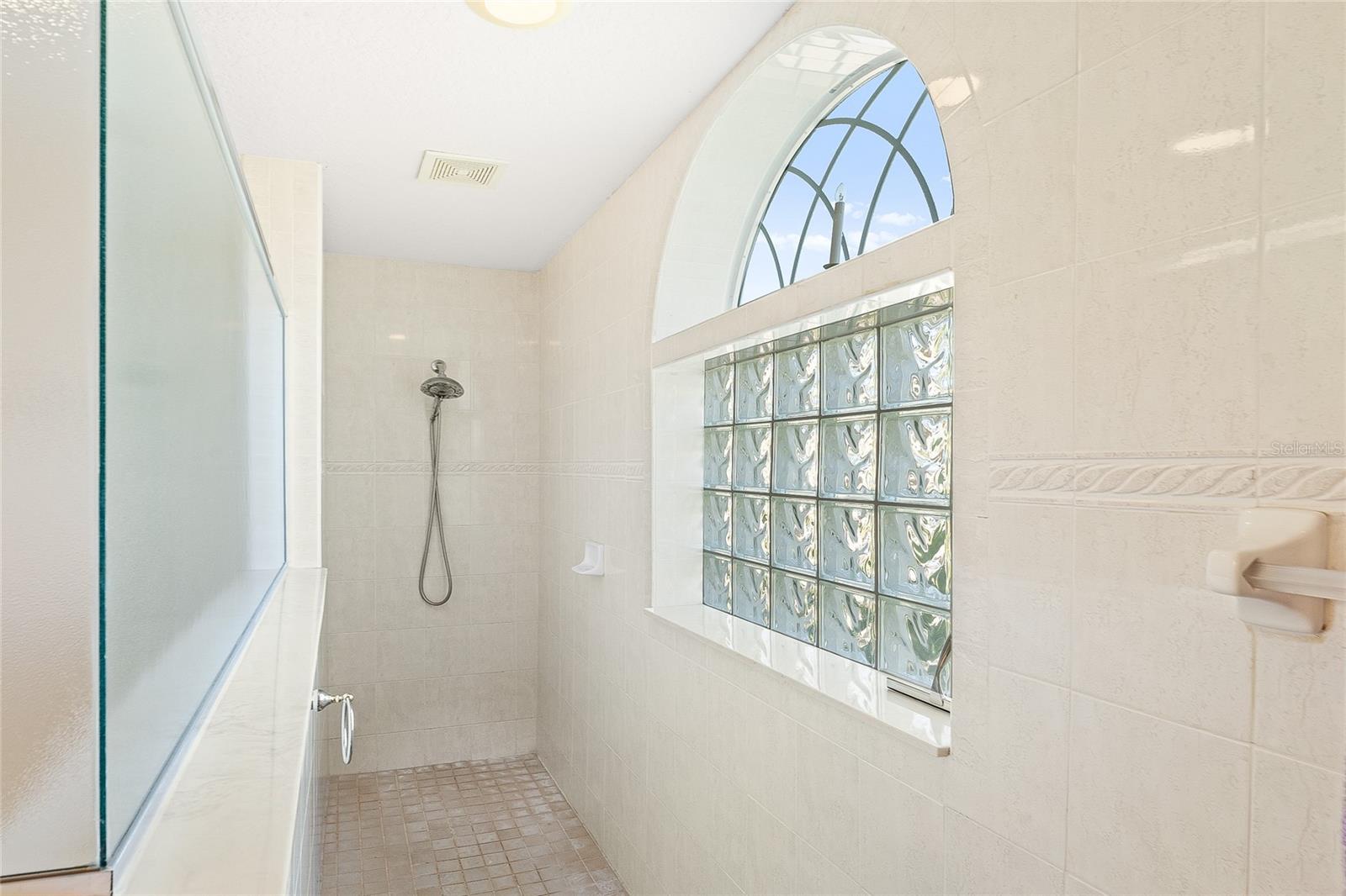 Image 18 of 47 For 40 Edgewater Drive