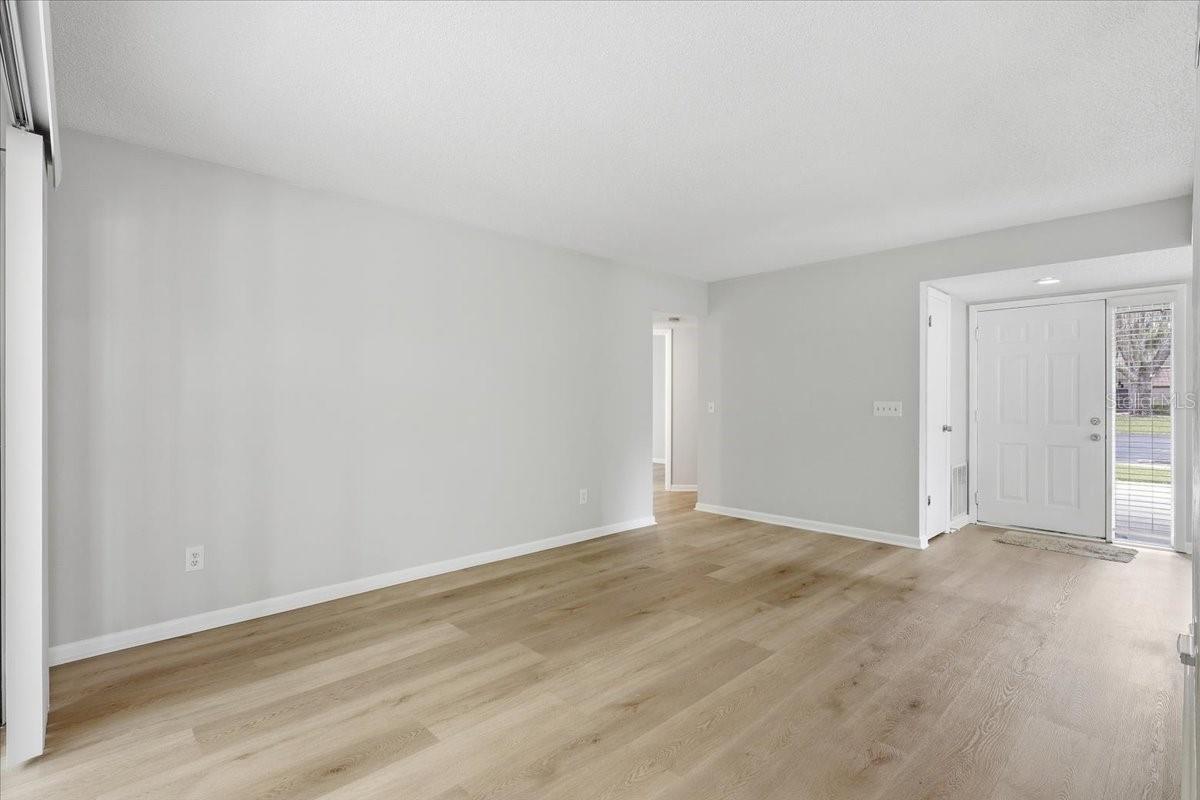 Image 11 of 39 For 27 Oxford Lane 27