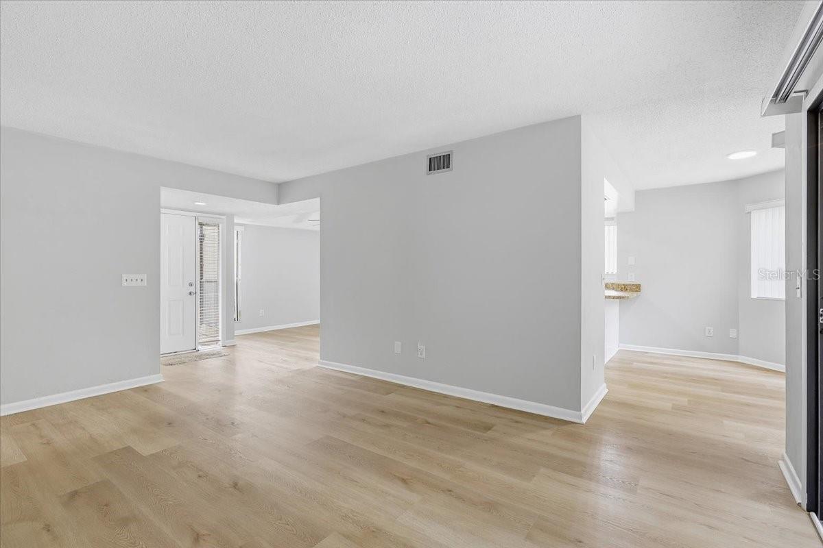 Image 12 of 39 For 27 Oxford Lane 27