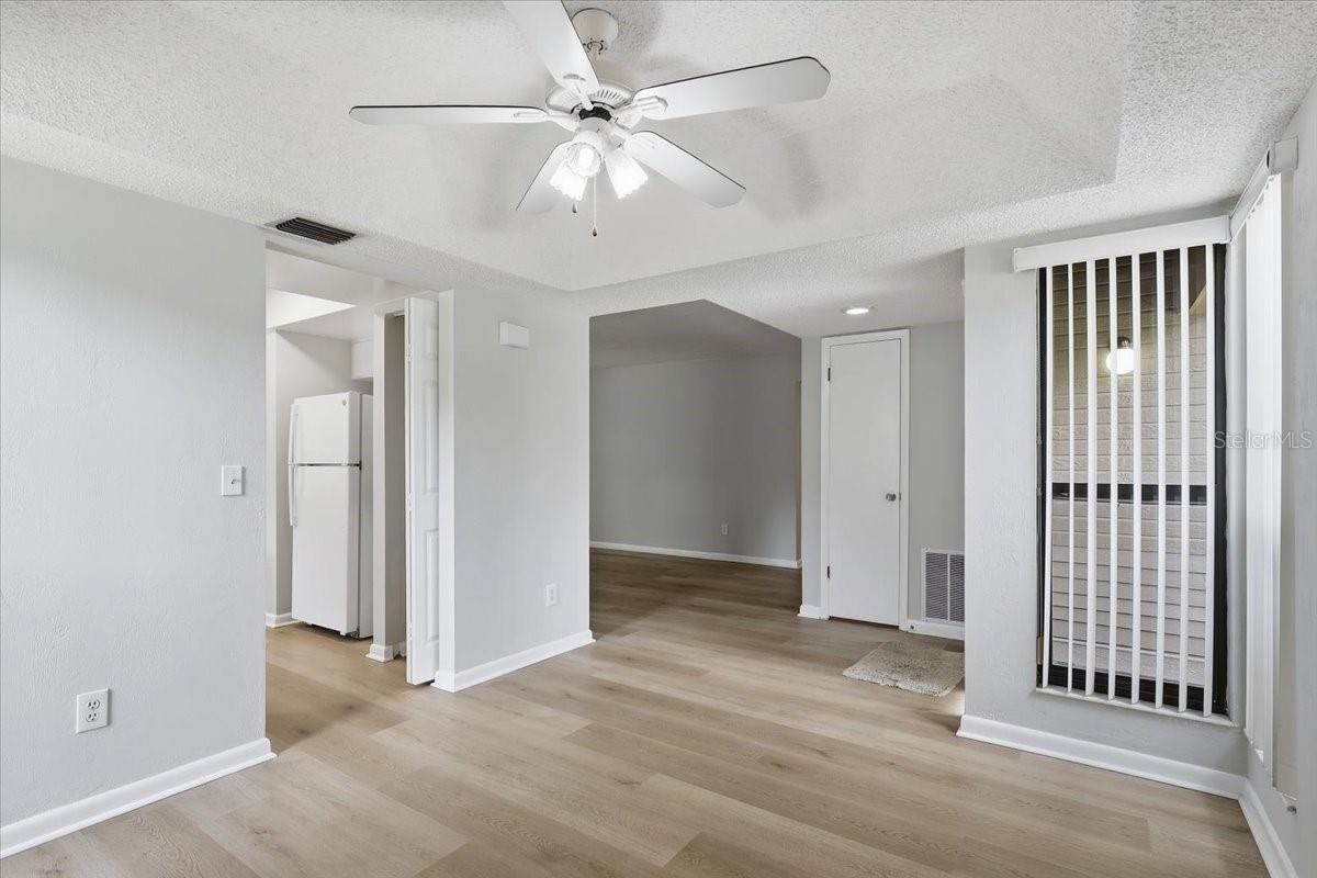 Image 13 of 39 For 27 Oxford Lane 27