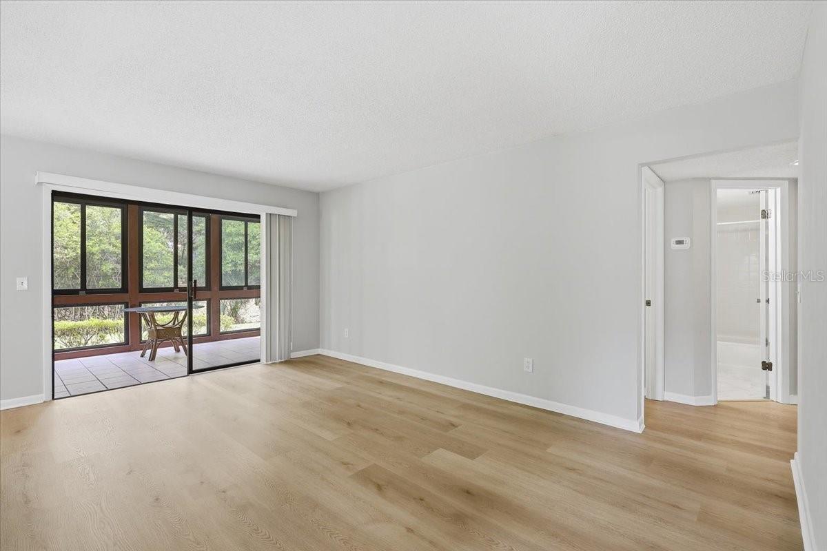 Image 14 of 39 For 27 Oxford Lane 27