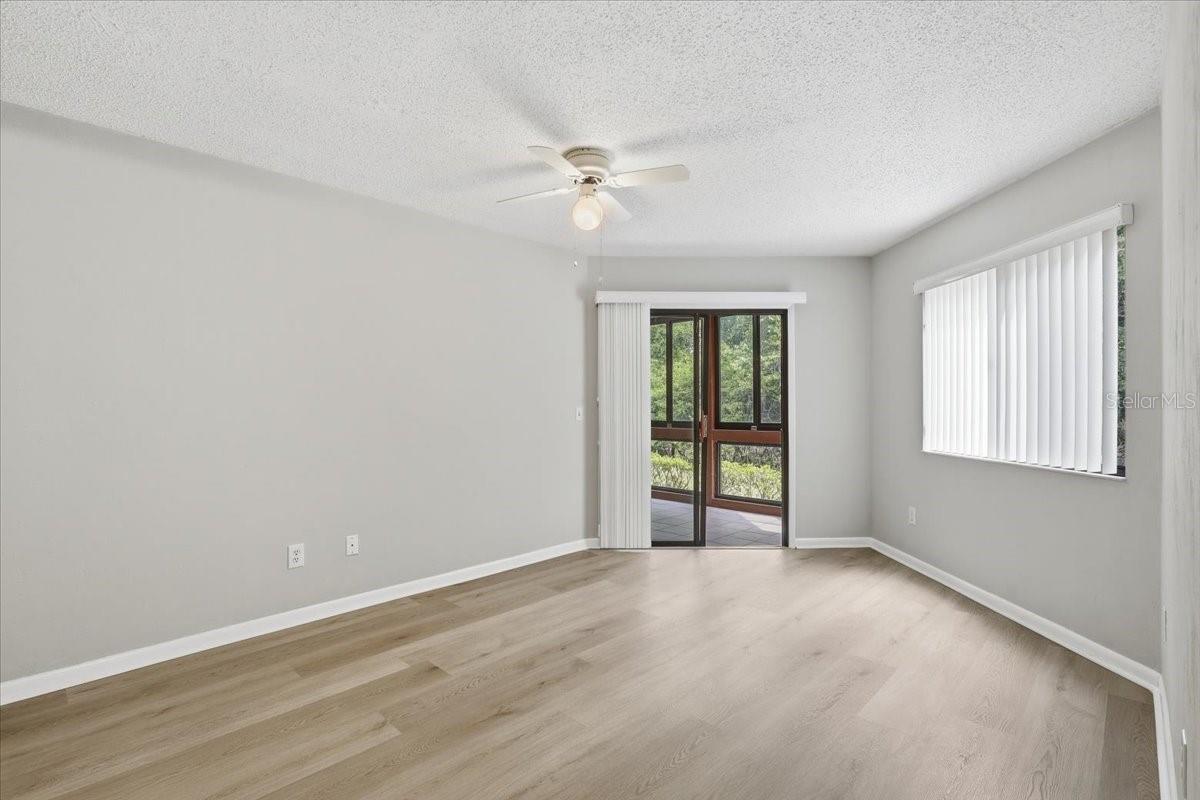 Image 17 of 39 For 27 Oxford Lane 27