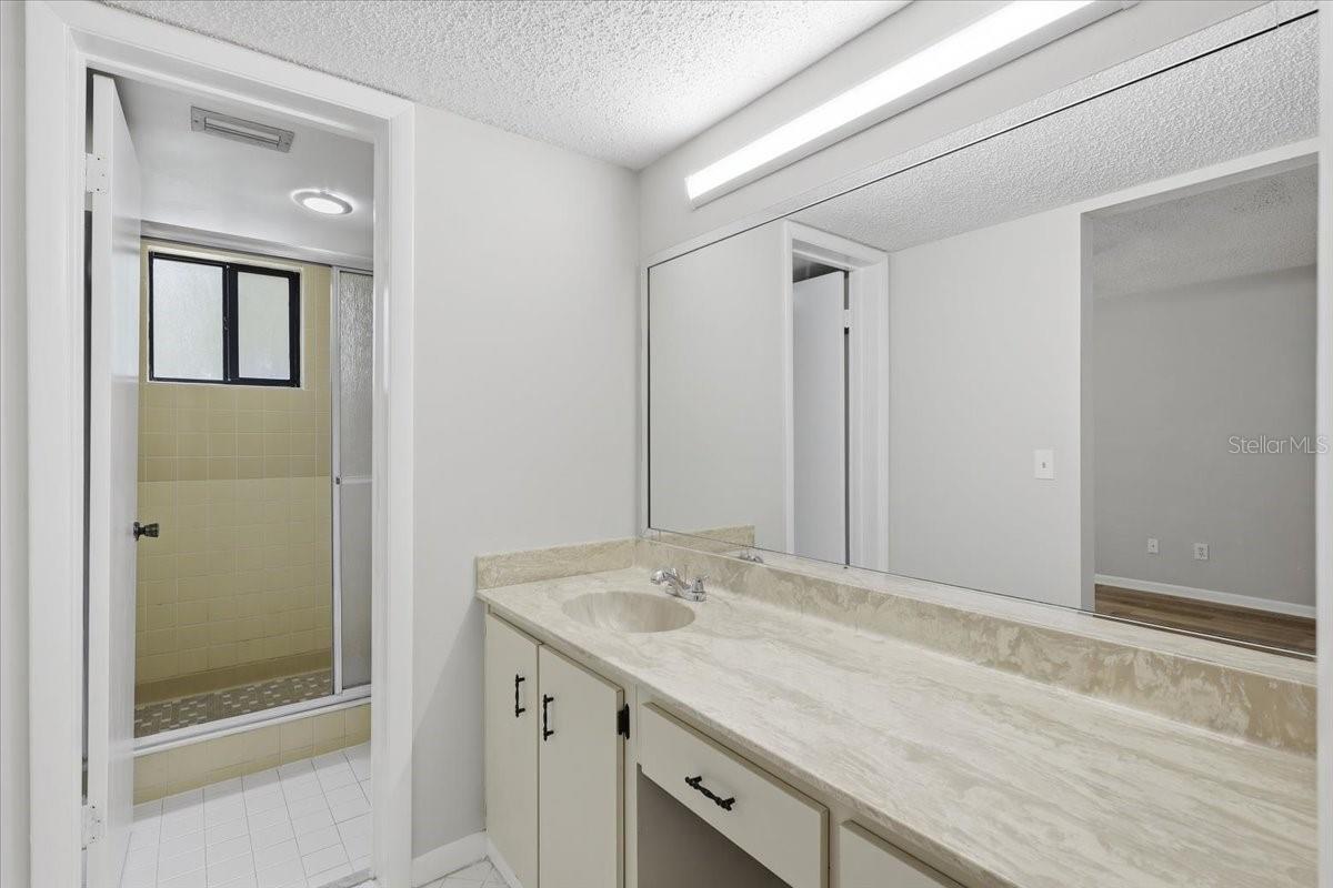 Image 18 of 39 For 27 Oxford Lane 27