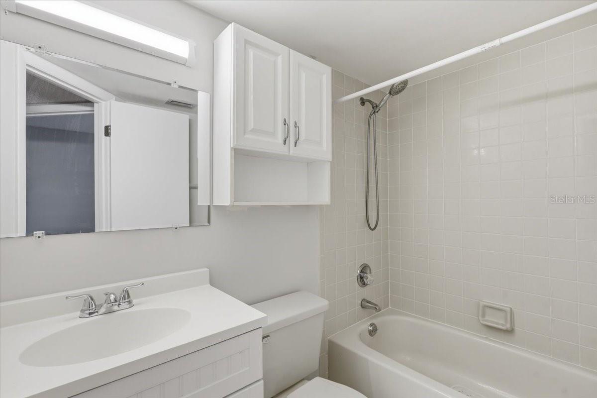 Image 25 of 39 For 27 Oxford Lane 27