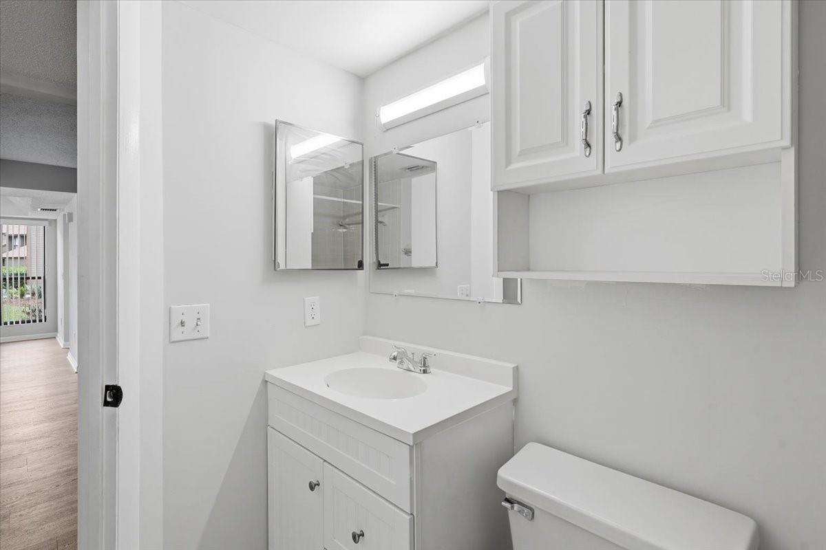 Image 26 of 39 For 27 Oxford Lane 27