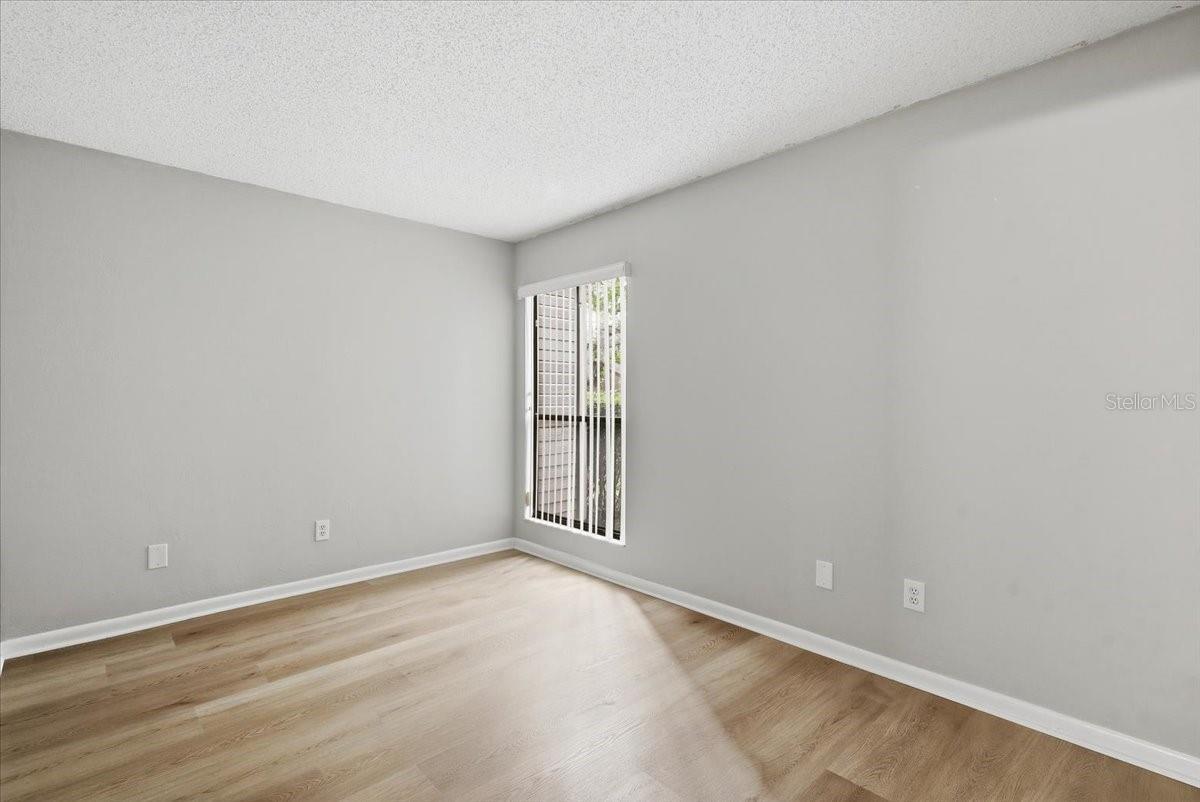 Image 27 of 39 For 27 Oxford Lane 27