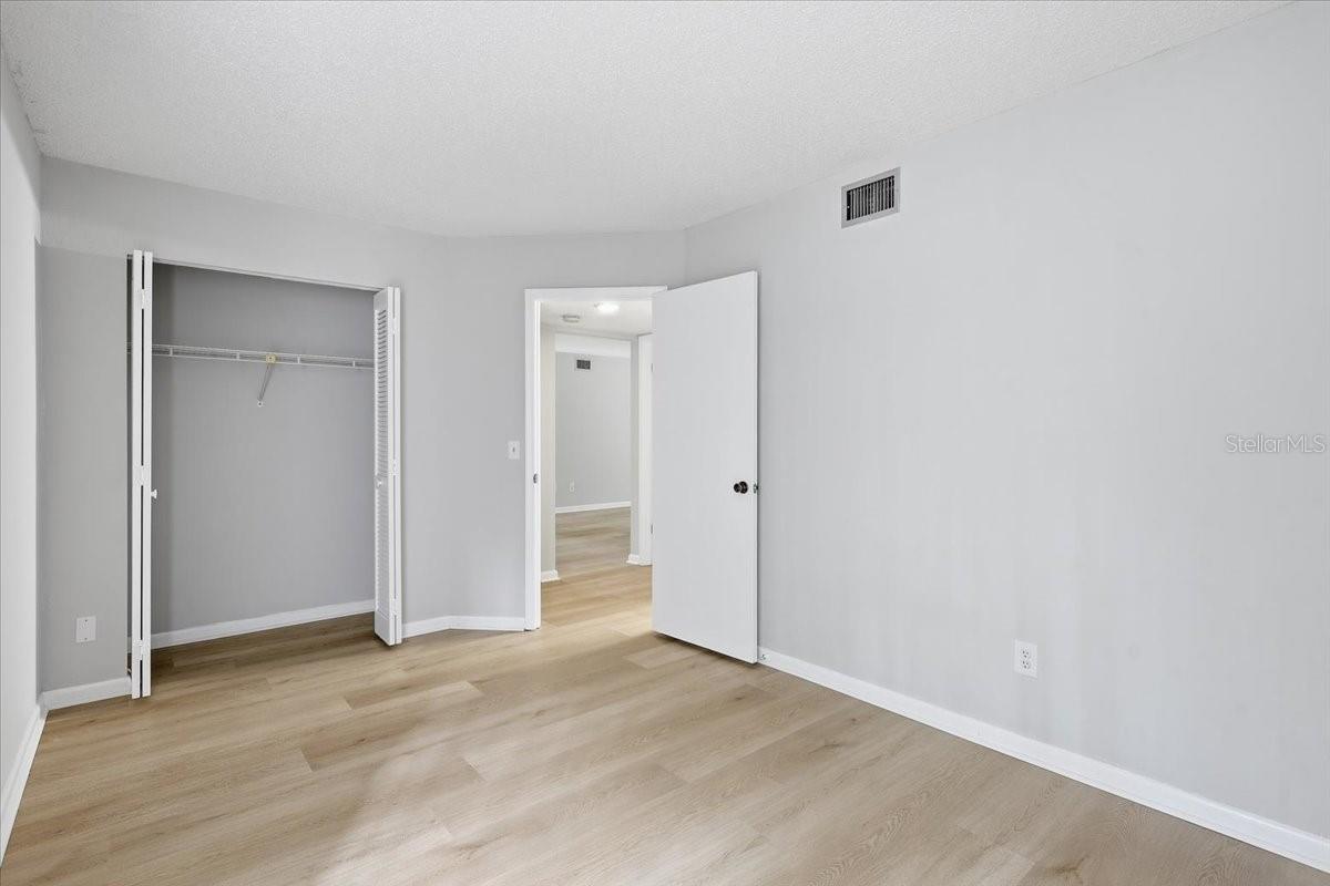 Image 28 of 39 For 27 Oxford Lane 27