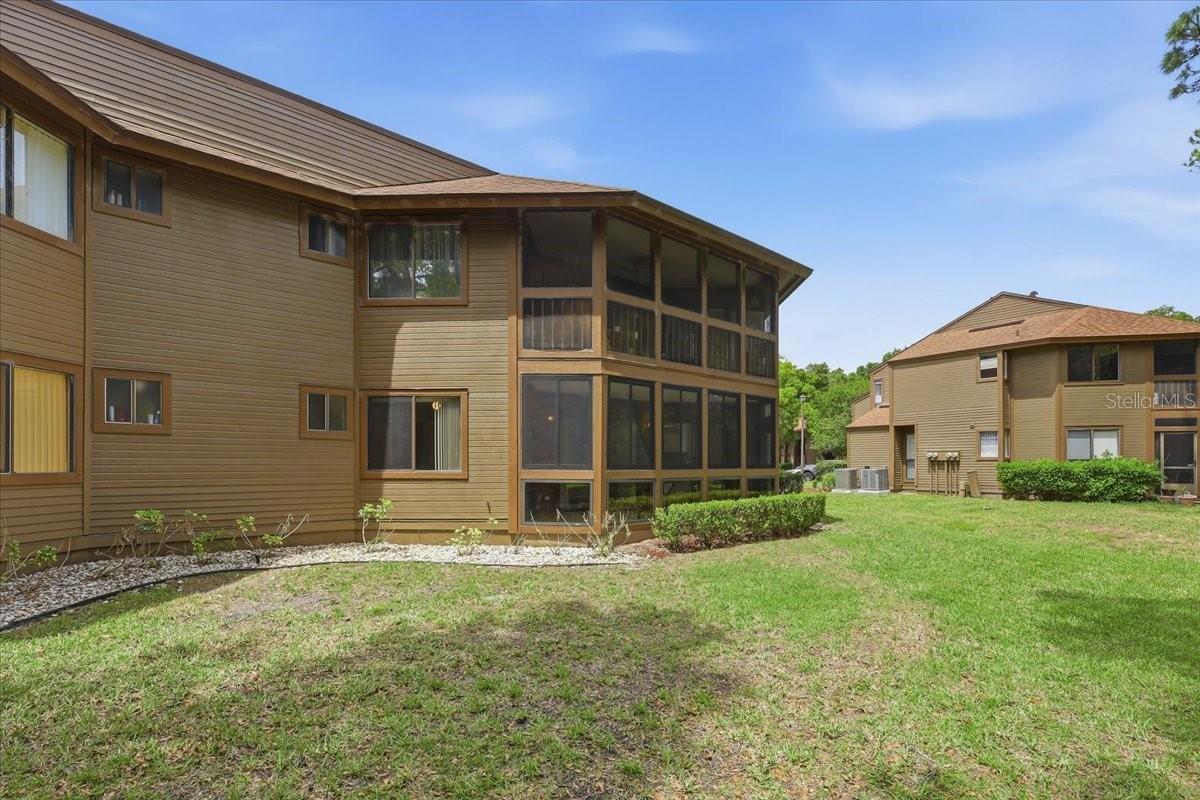 Image 4 of 39 For 27 Oxford Lane 27