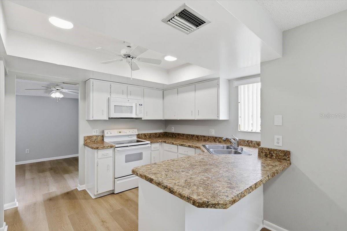 Image 7 of 39 For 27 Oxford Lane 27