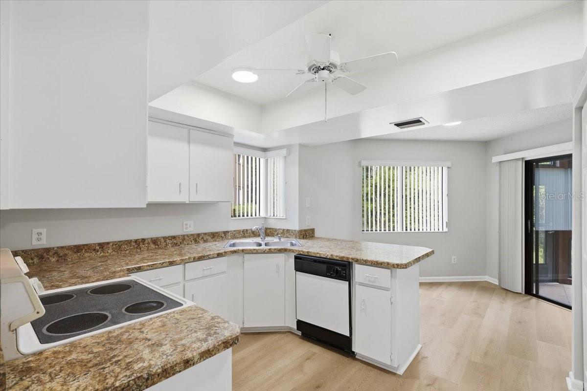 Image 8 of 39 For 27 Oxford Lane 27