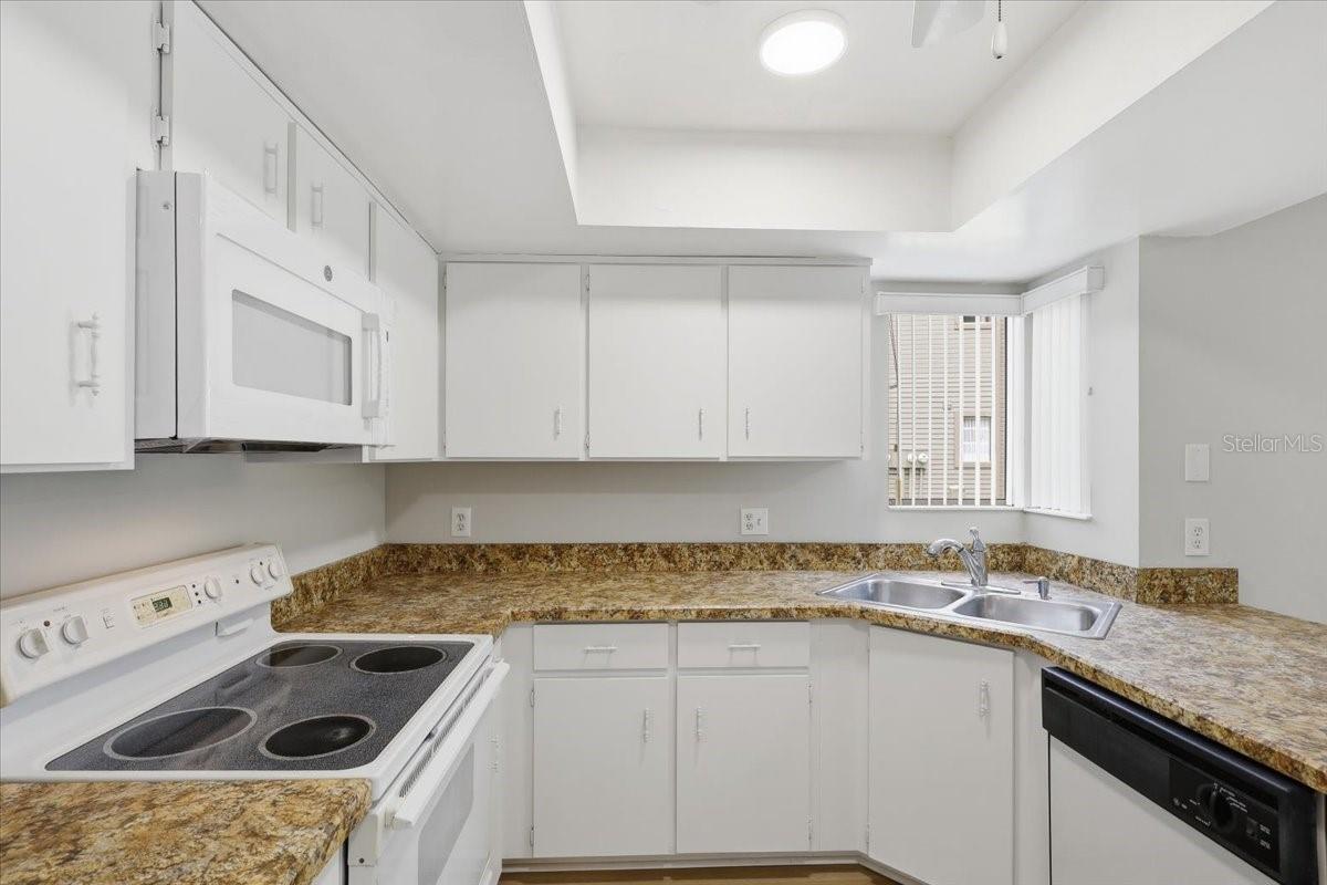 Image 9 of 39 For 27 Oxford Lane 27