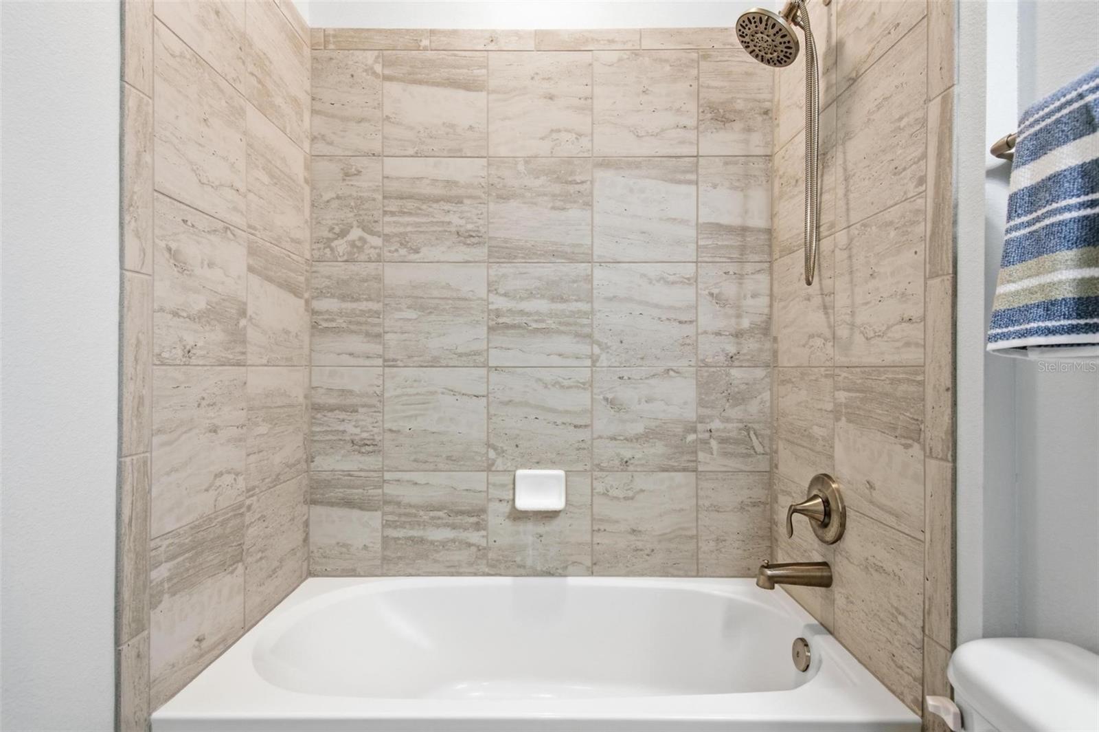 Image 13 of 56 For 6 Oakleaf Way